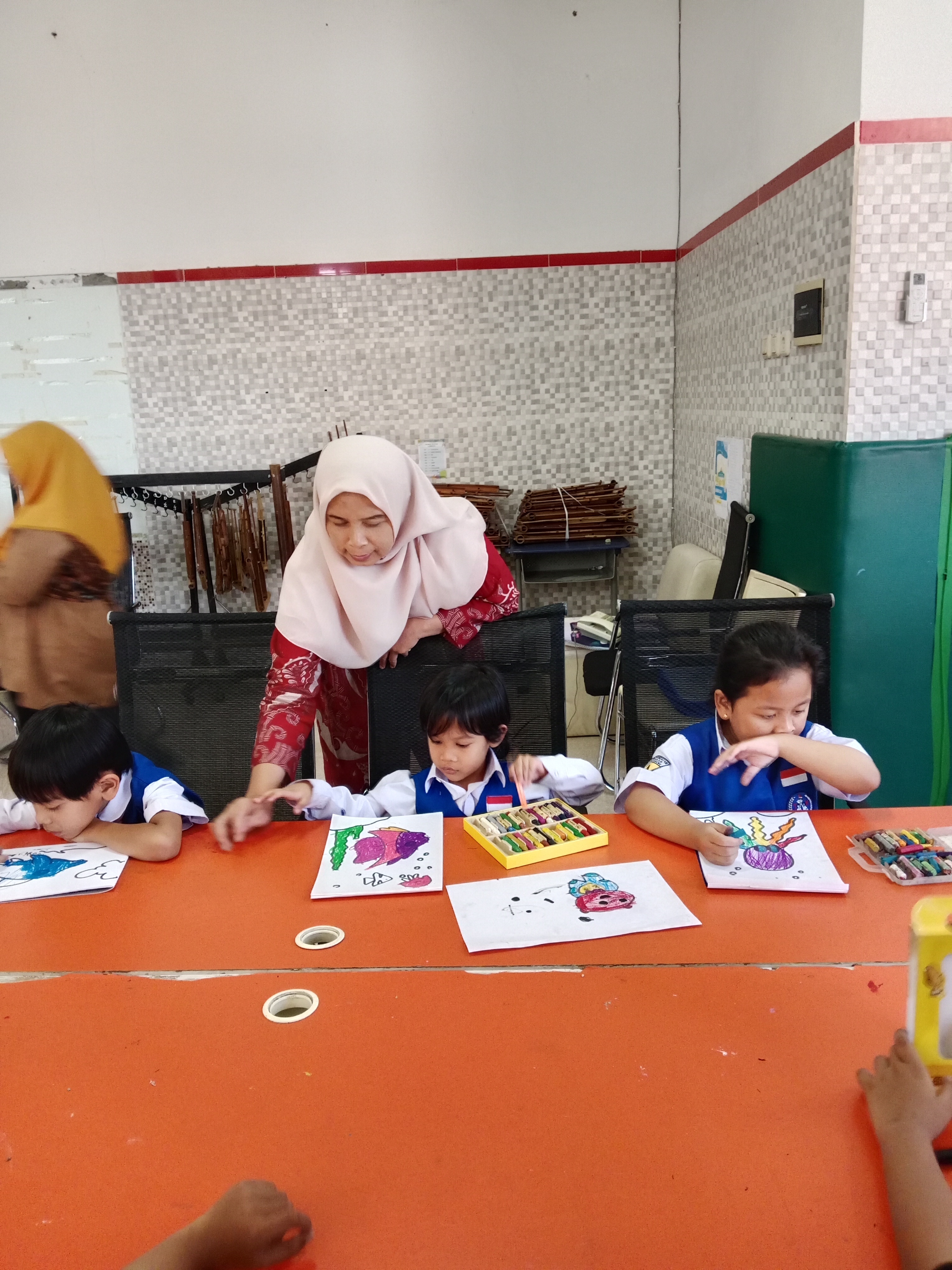 <p>Mendampingi anan extra melukis</p>
