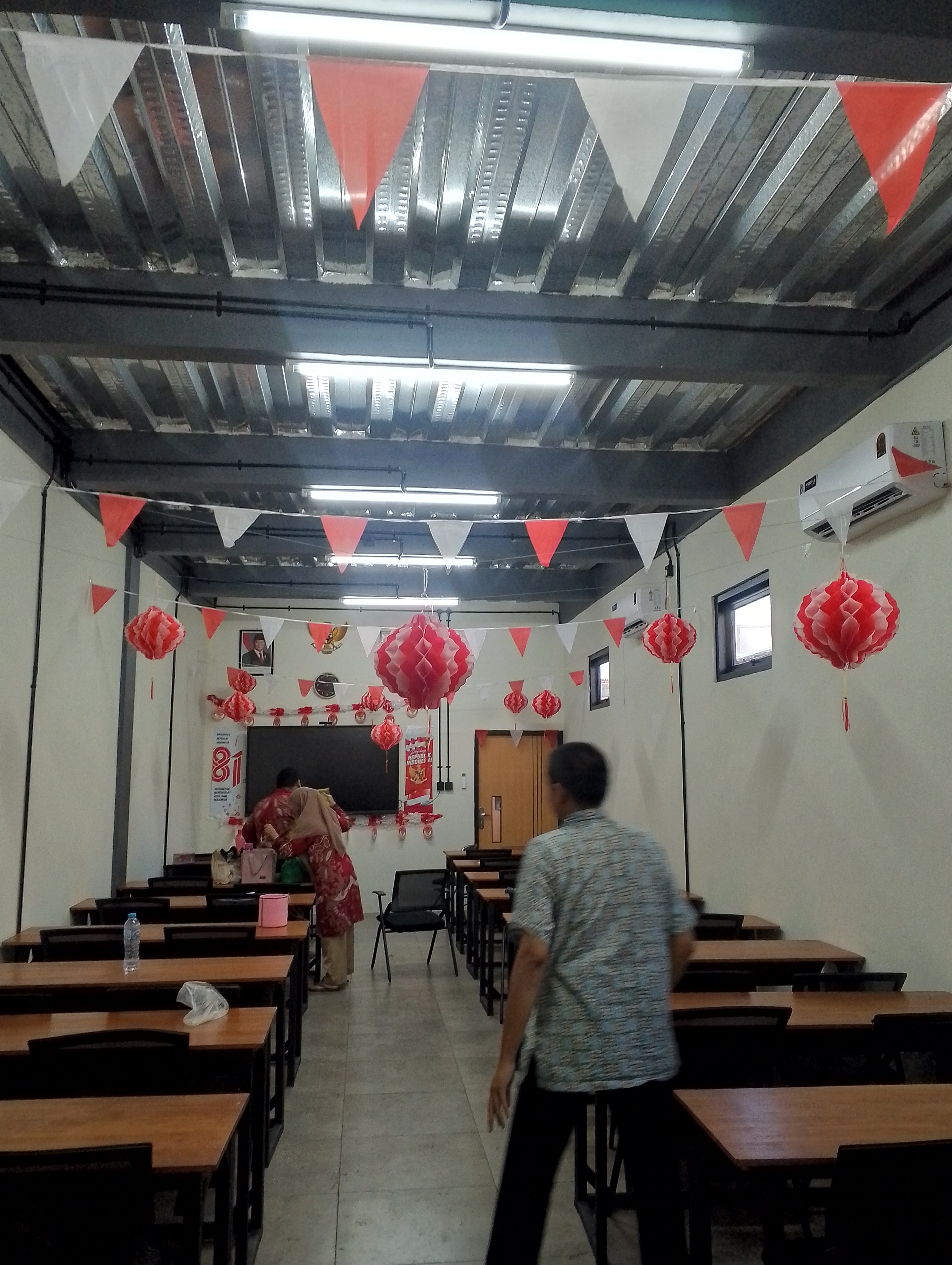 <p>Menghias kelas</p>