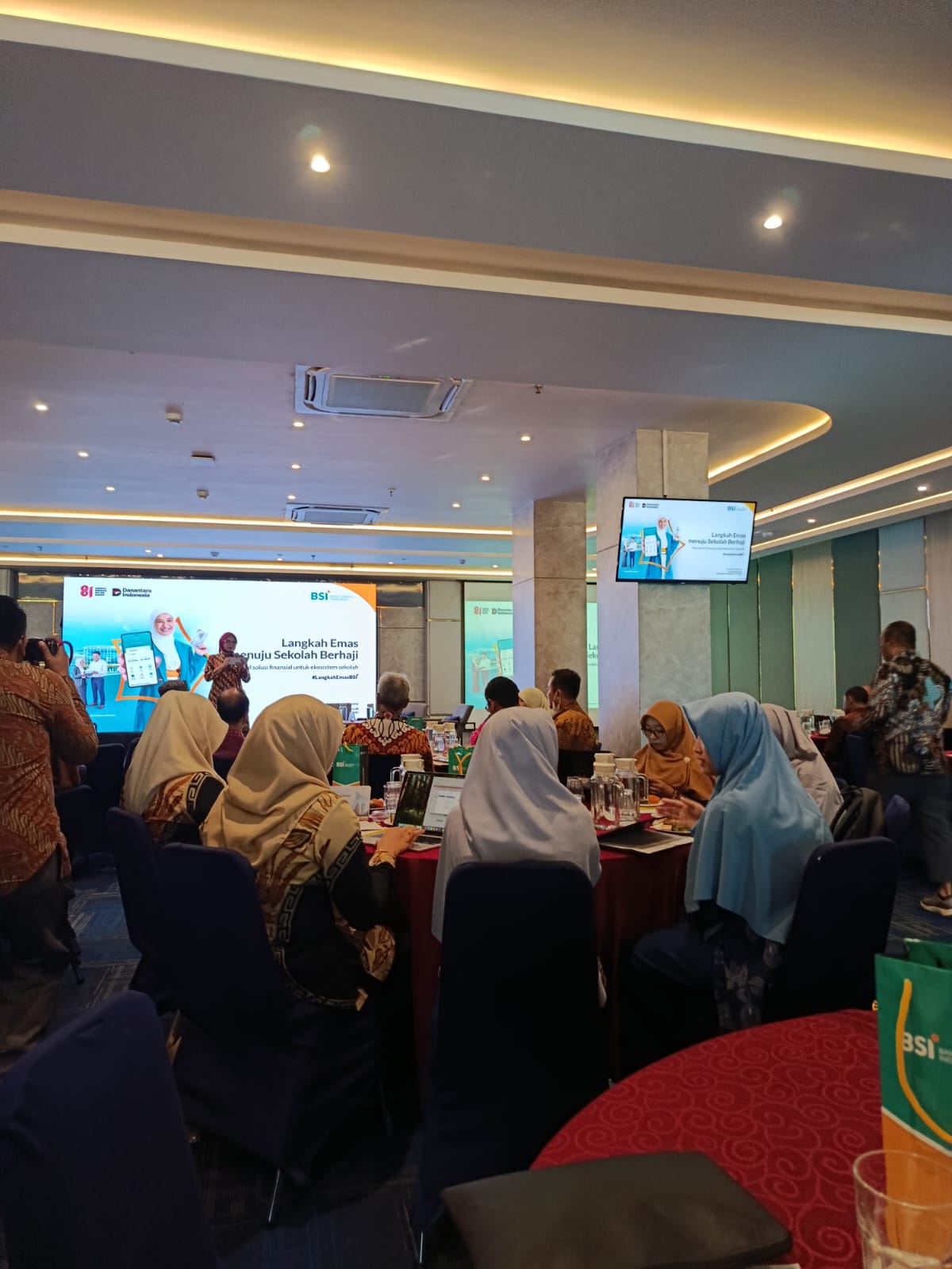 <p>Menghadiri undangan dari BSI</p>