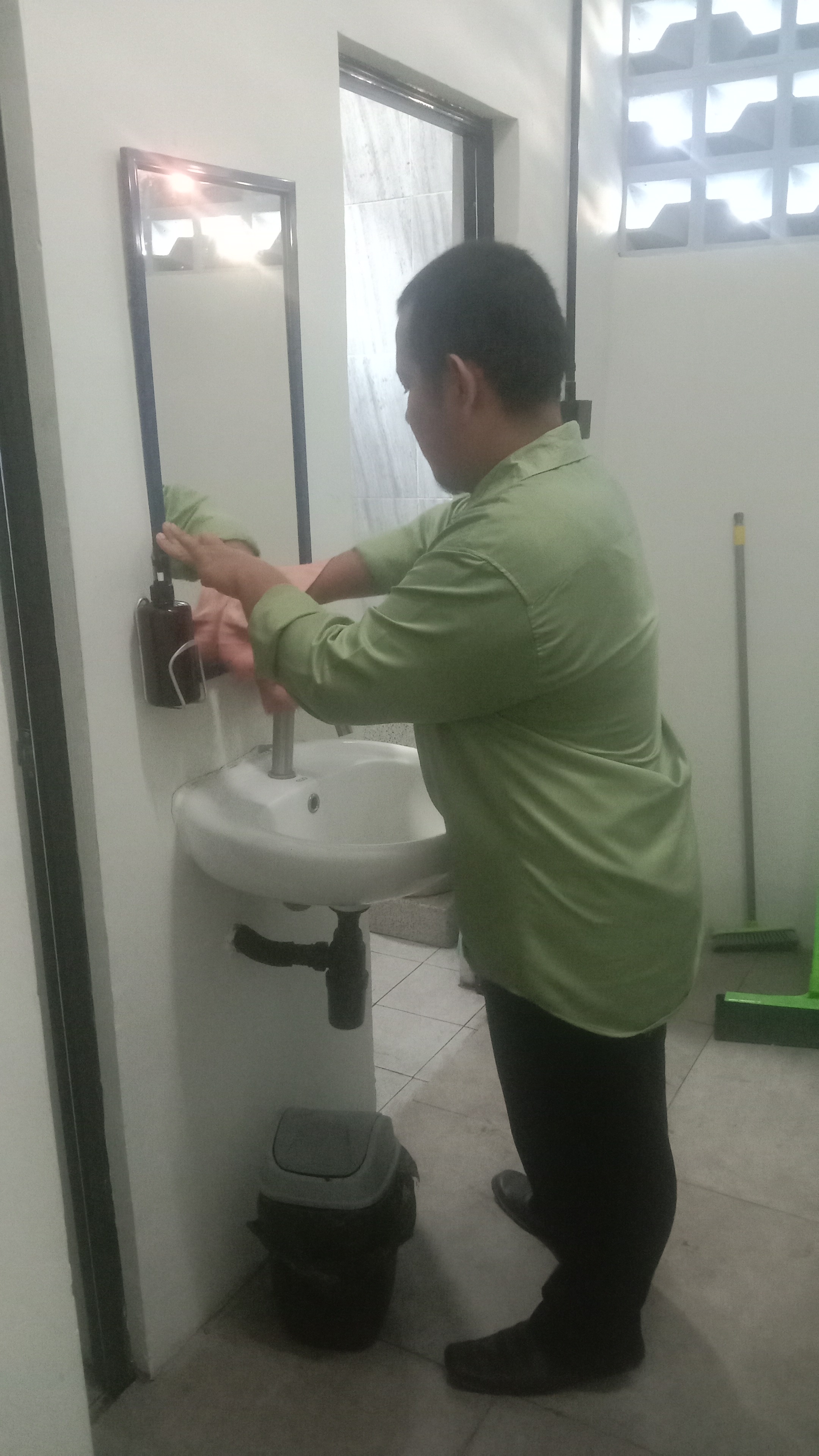 <ol><li>Mengarahkan dan memantau OB di gedung baru...