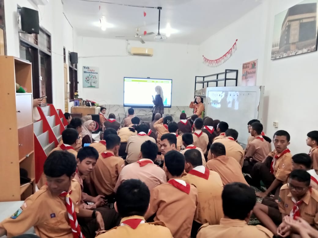 <p>Mendampingi kegiatan pramuka di hall atas </p>