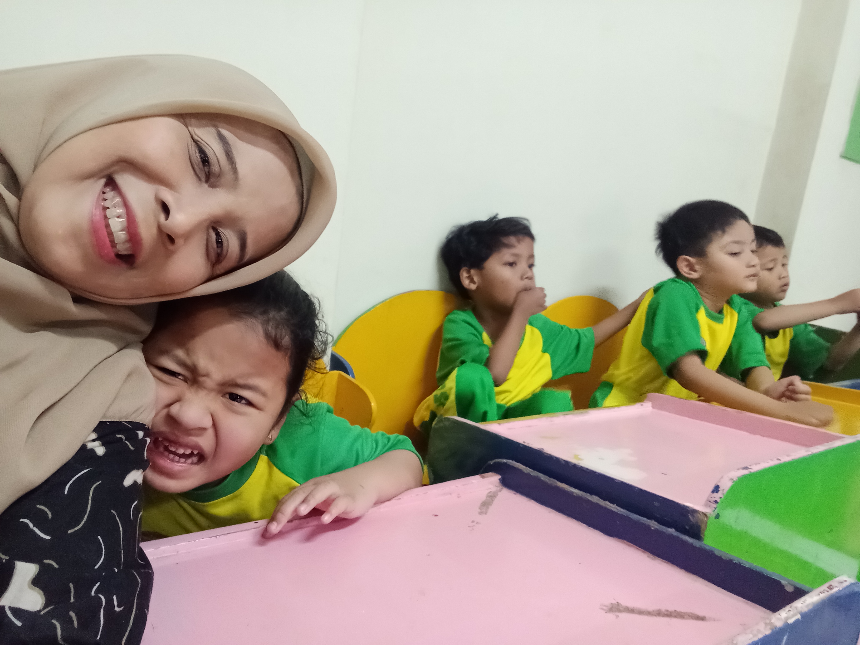 <p>Menjaga anak2 di dlm kelas sambil menunggu masu...