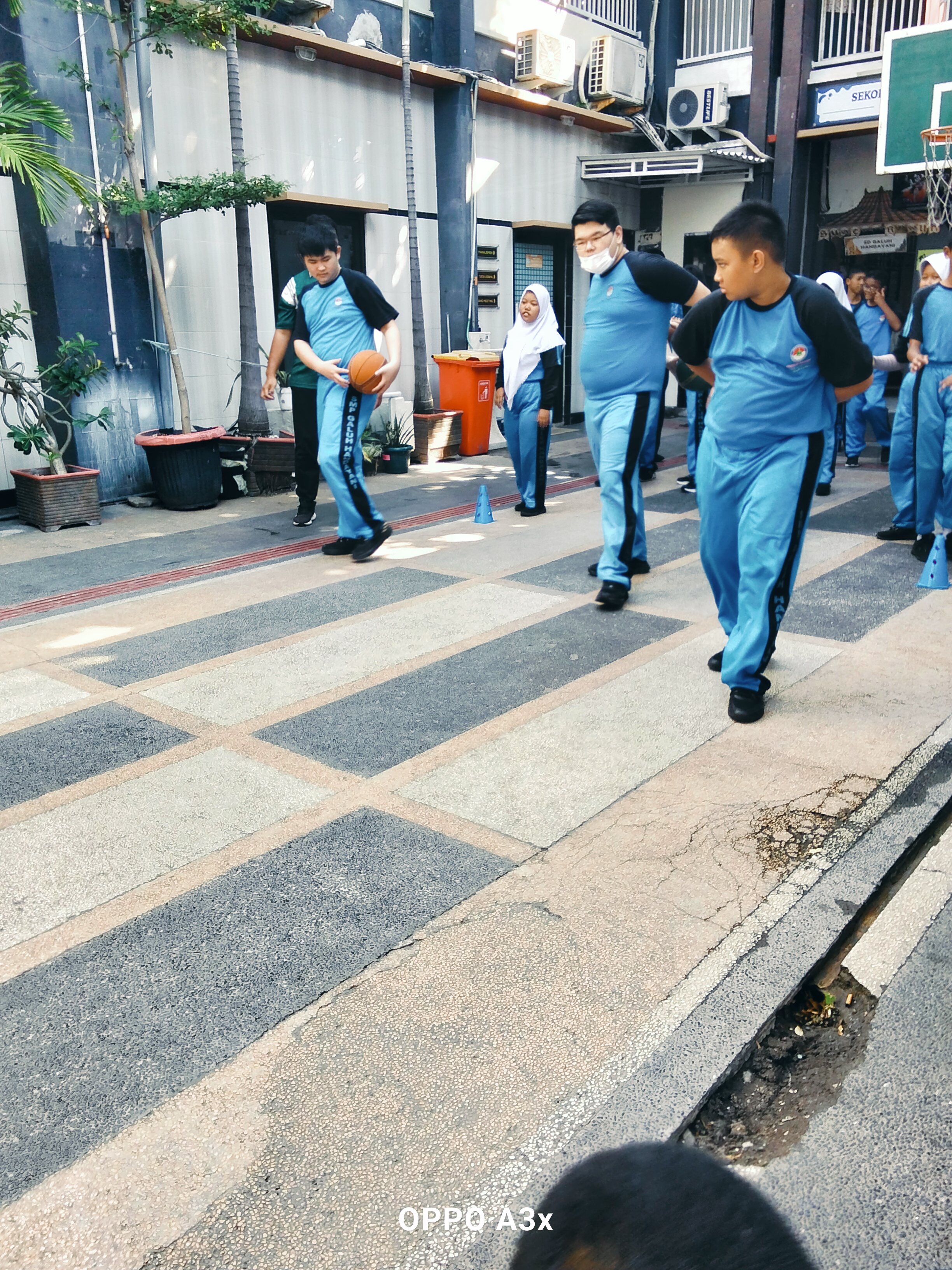 <p>Apel pagi,,, berdoa,,, mendampingi anak-anak sa...