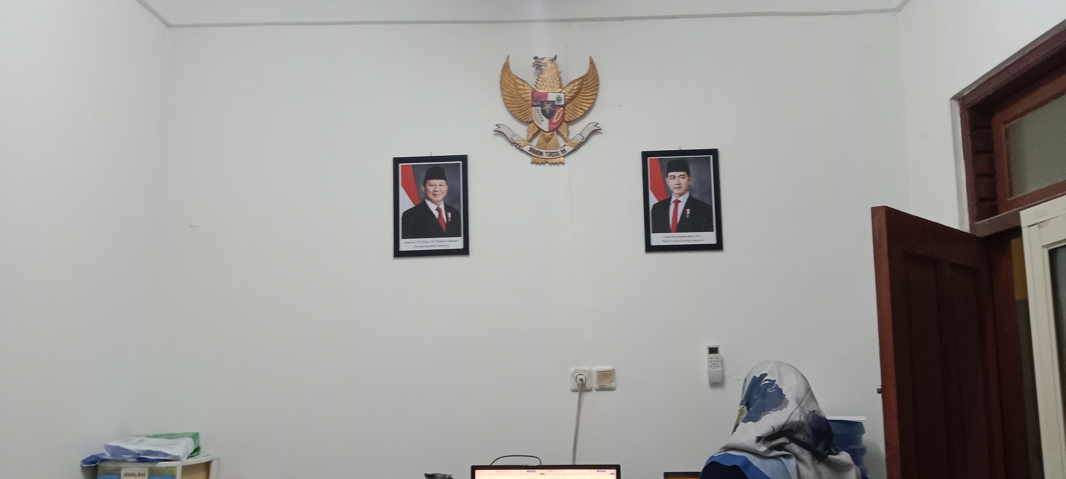 <p>Pemasangan gambar pancasila, presiden dan wapre...
