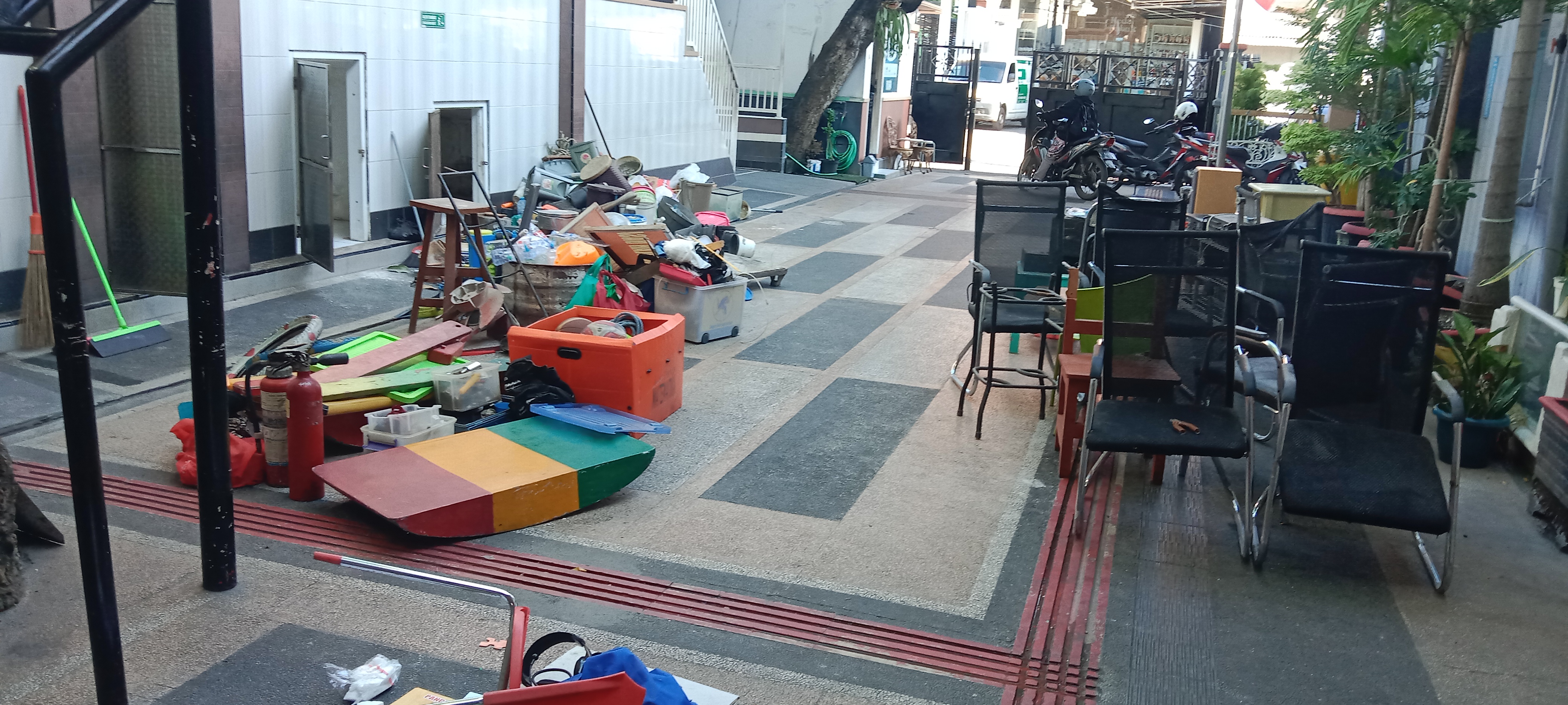 <p>Pembersihan halaman untuk tempat parkir</p>