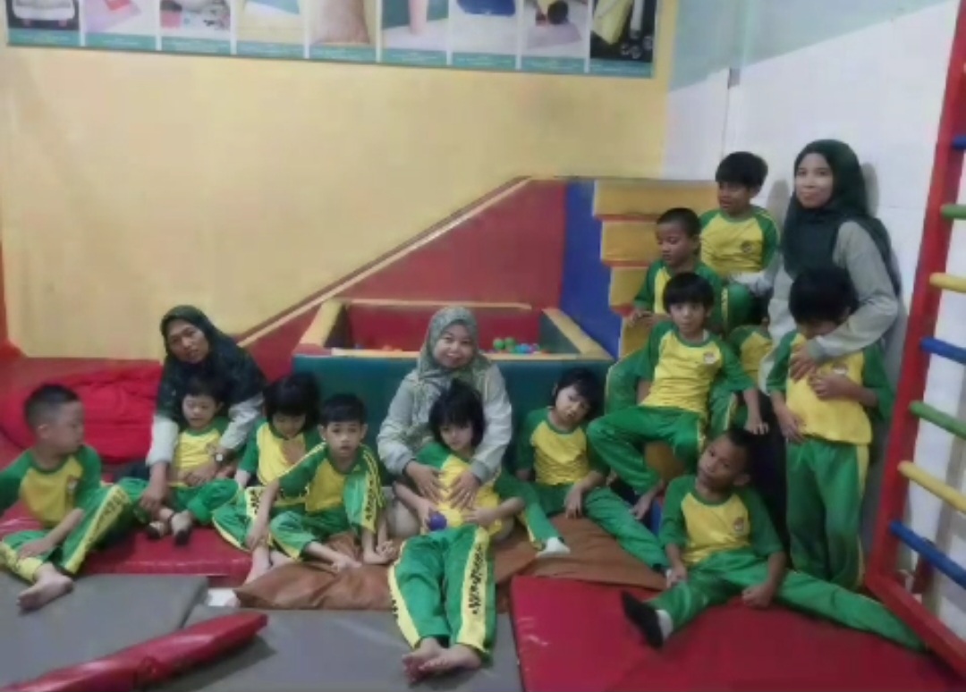 <p>Bermain playground Terapi</p>