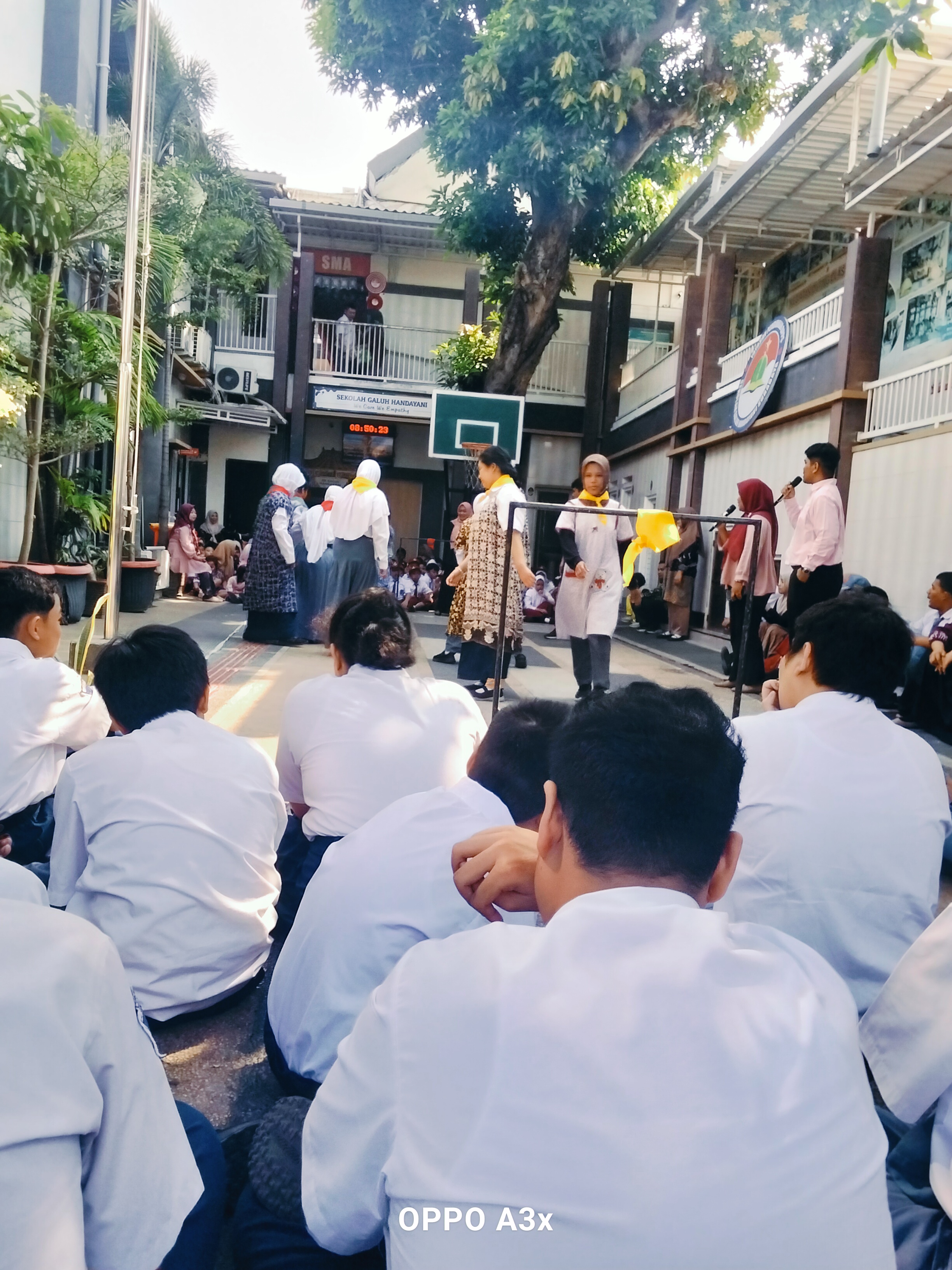 <p>Apel pagi,, berdoa,,, mendampingi anak-anak saa...