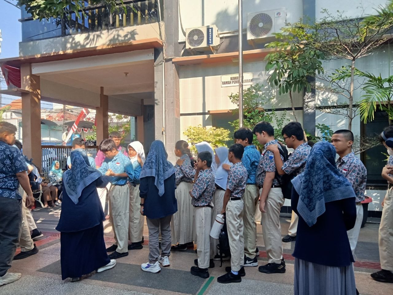 <p>Mendampingi kegiatan apel pagi.</p>