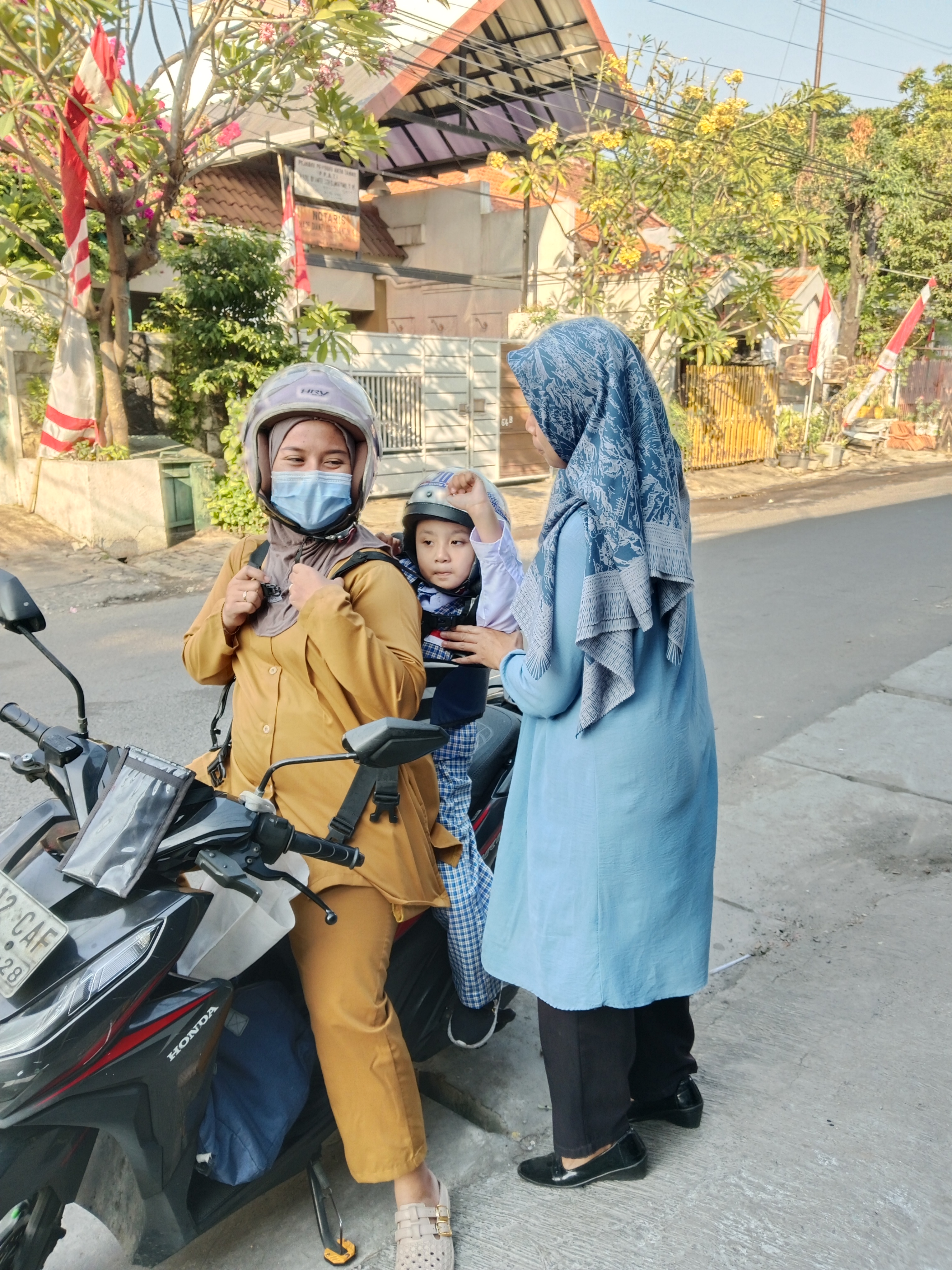 <p>Piket pagi dan penjemputan siswa di depan sekol...