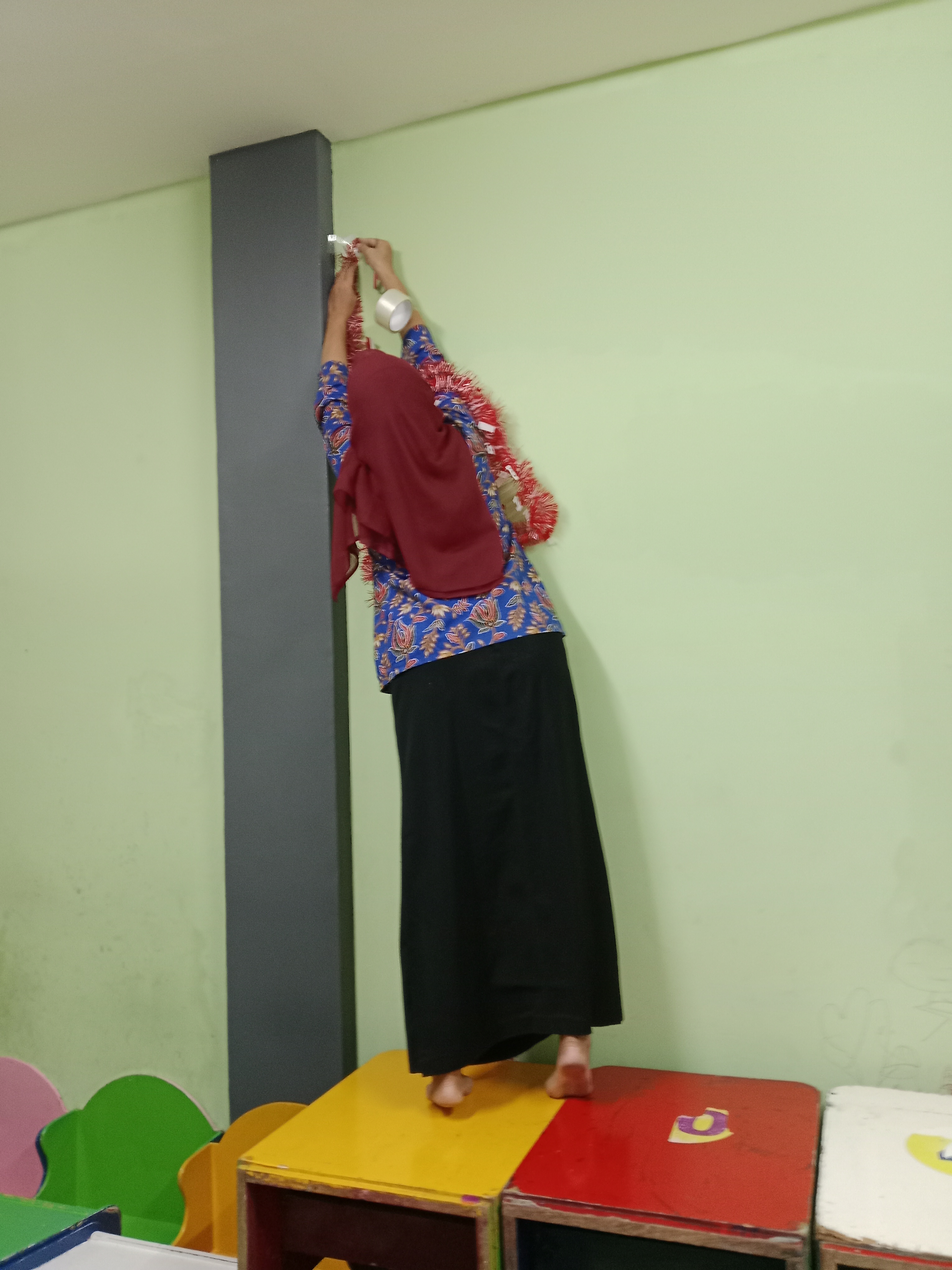 <p>Menghias kelas tk a dan tk b</p>
