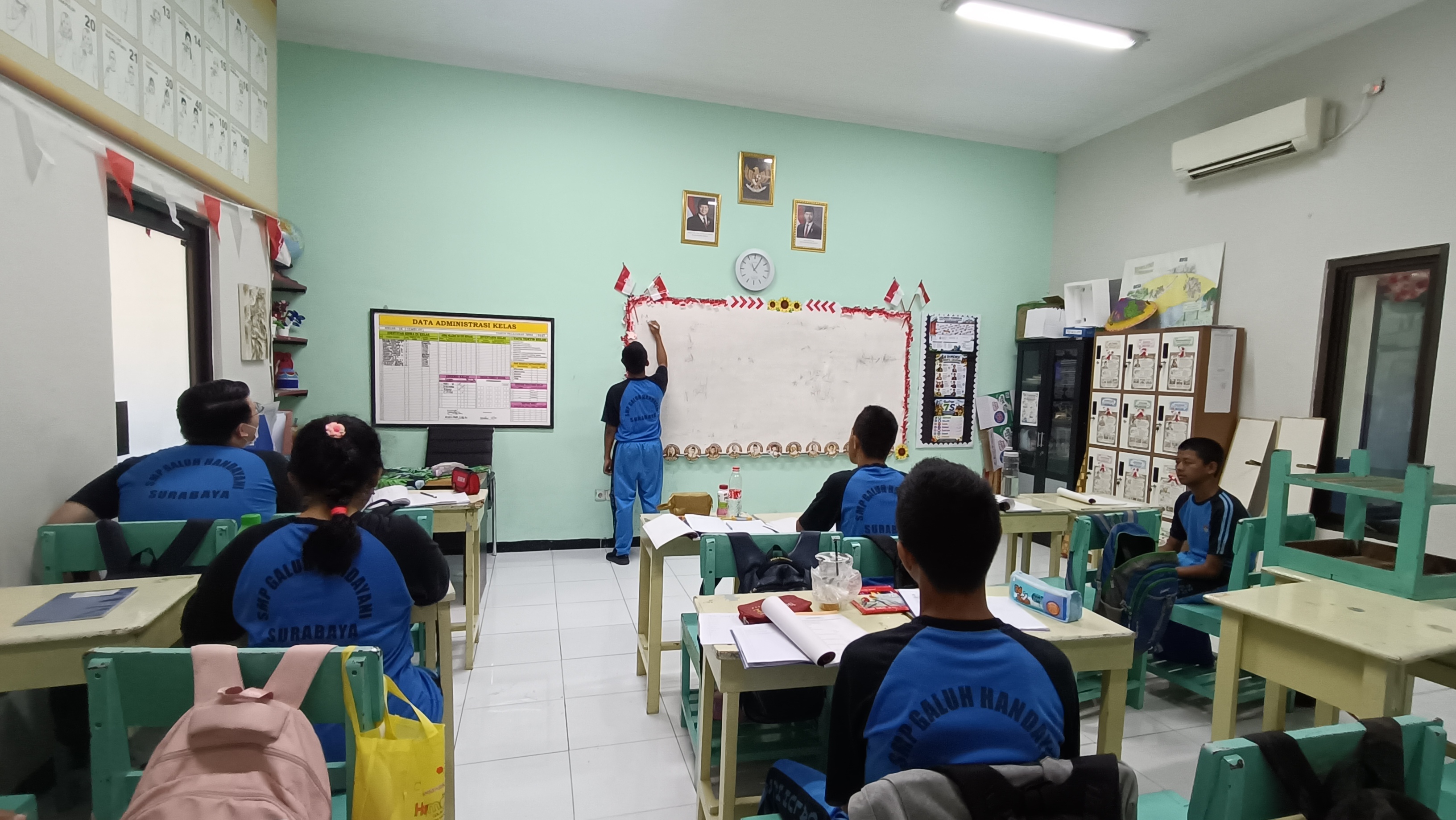 <p>Guru membuka pembelajaran dengan salam dan doa....