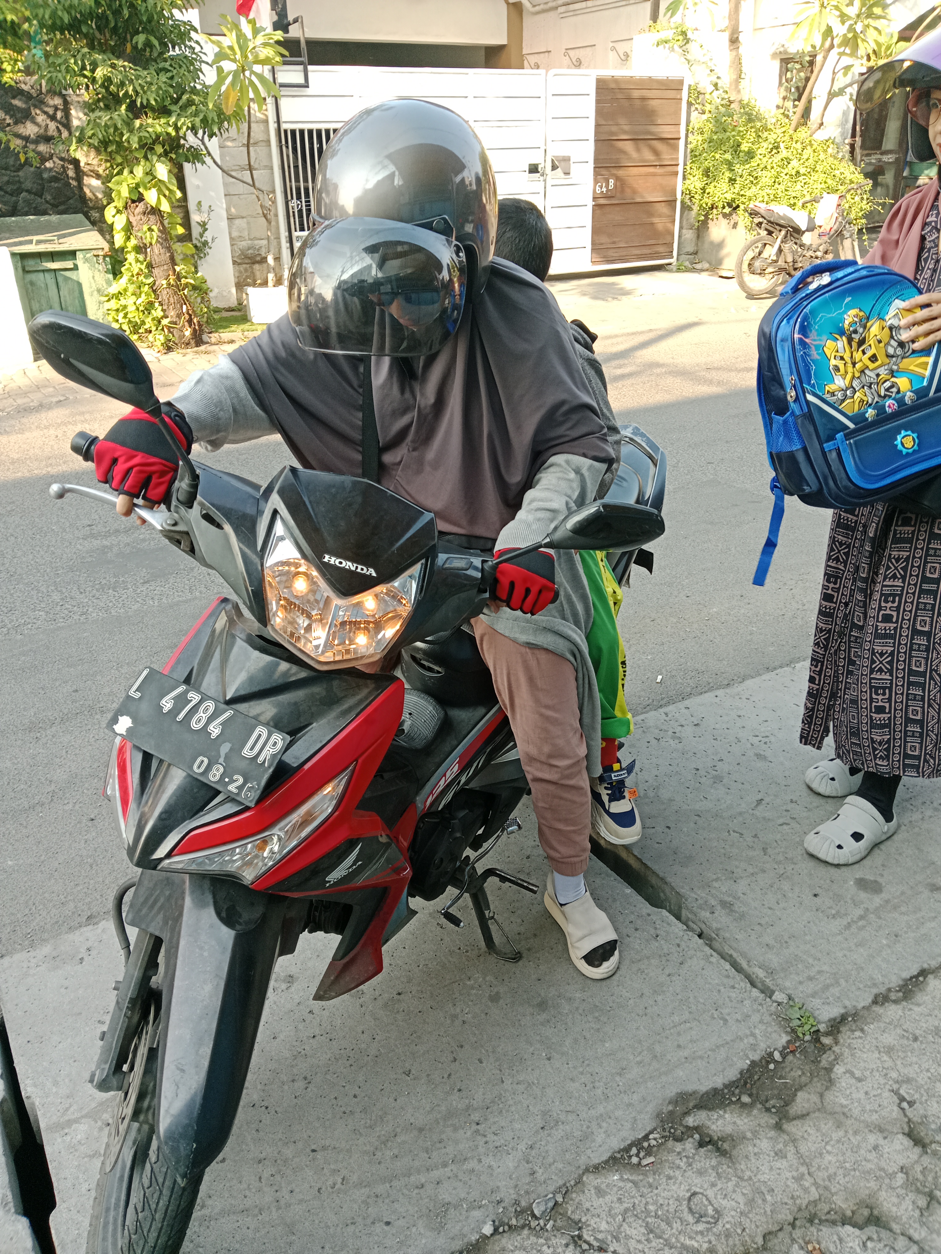 <p>Membantu piket di depan sambil menerima atau pe...