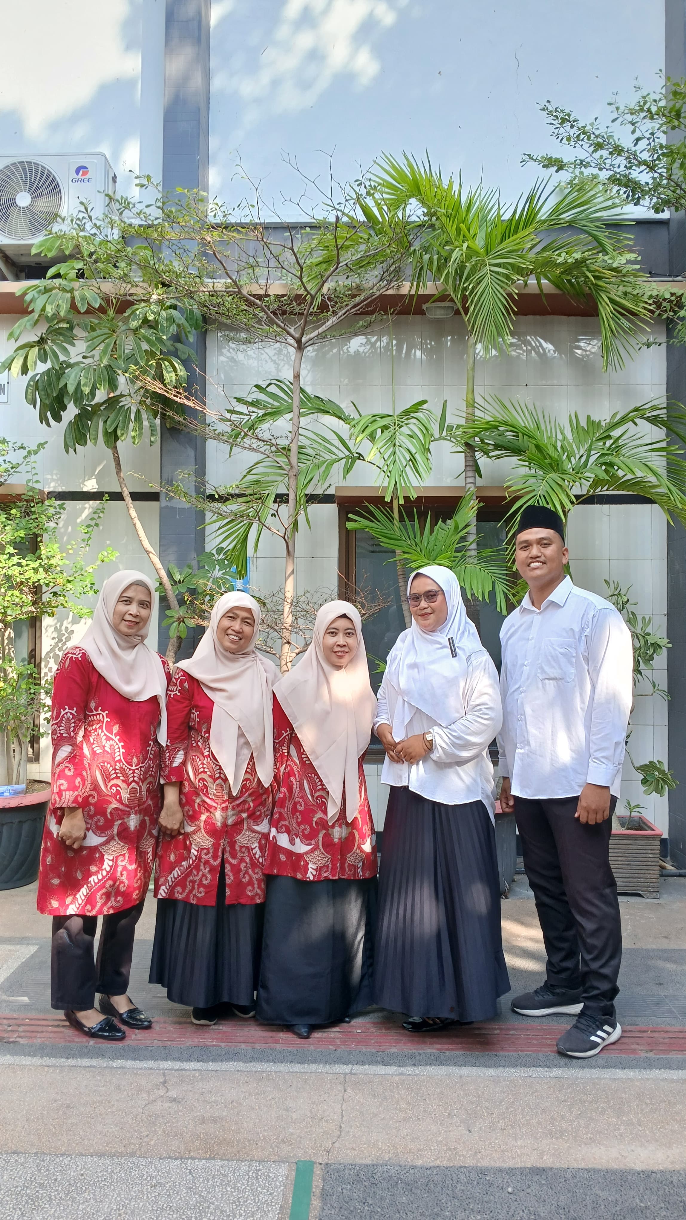 <p>Mengikuti Upacara Bendera Memperingati HUT RI k...