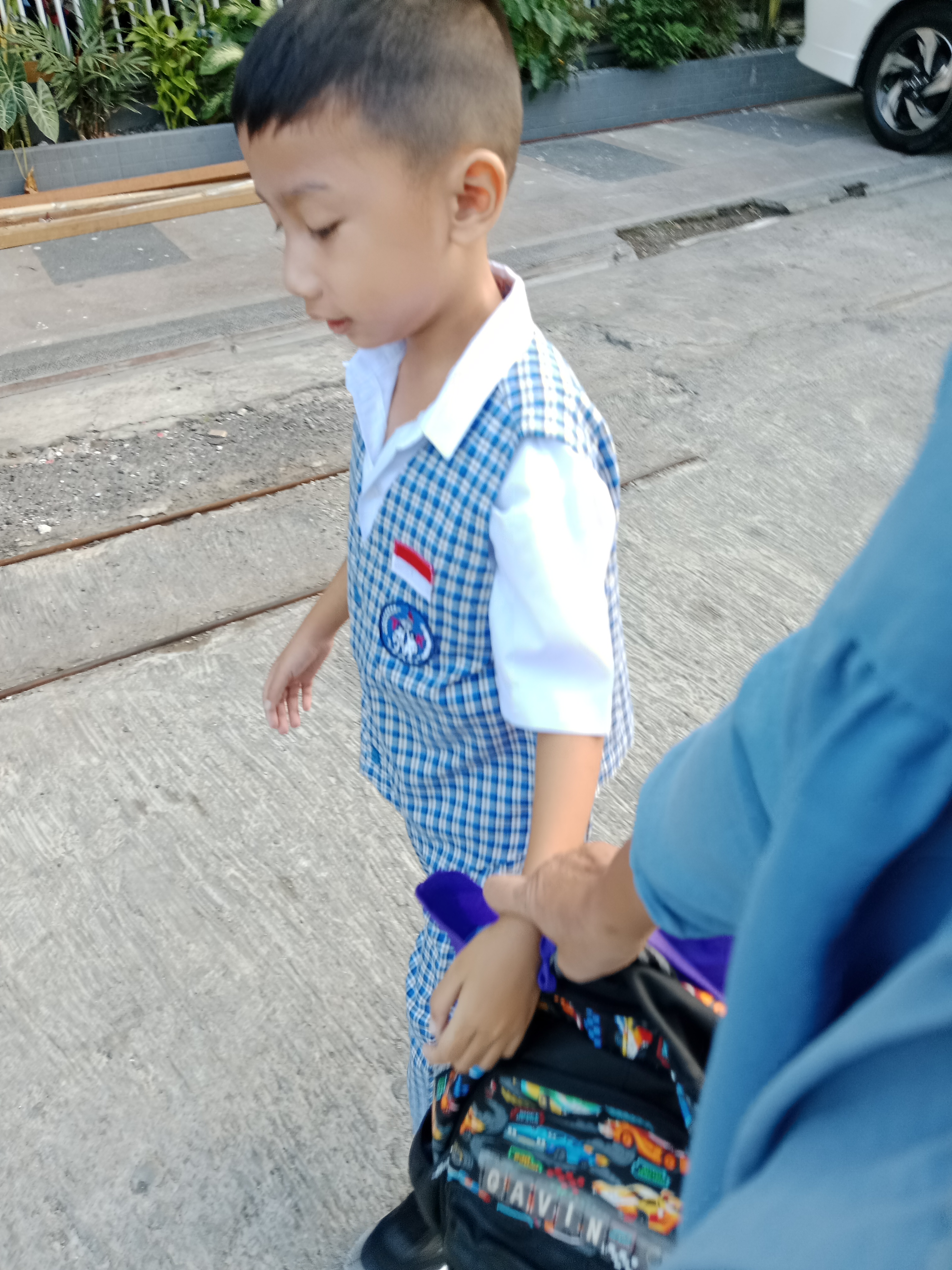 <p>Piket pagi di depan sekolah sambil penjemputan...