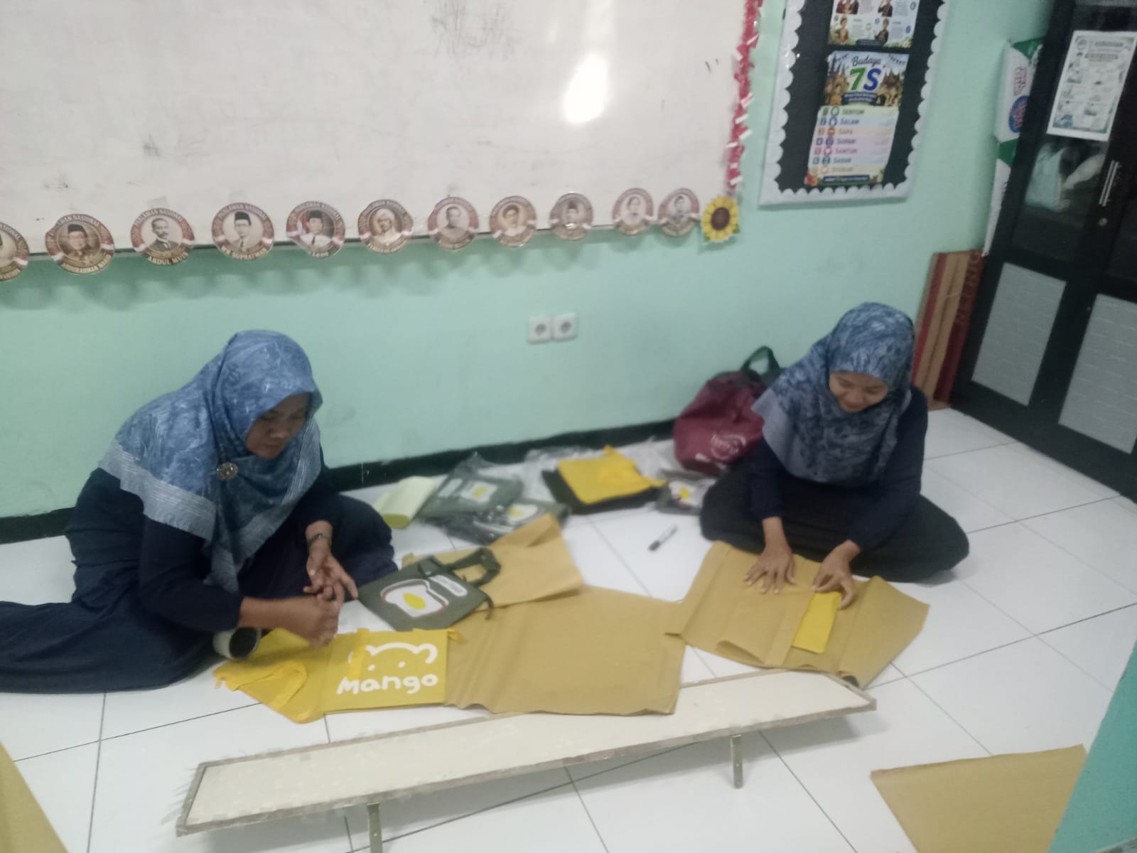 <p>Membungkus hadiah lomba dari komite</p>