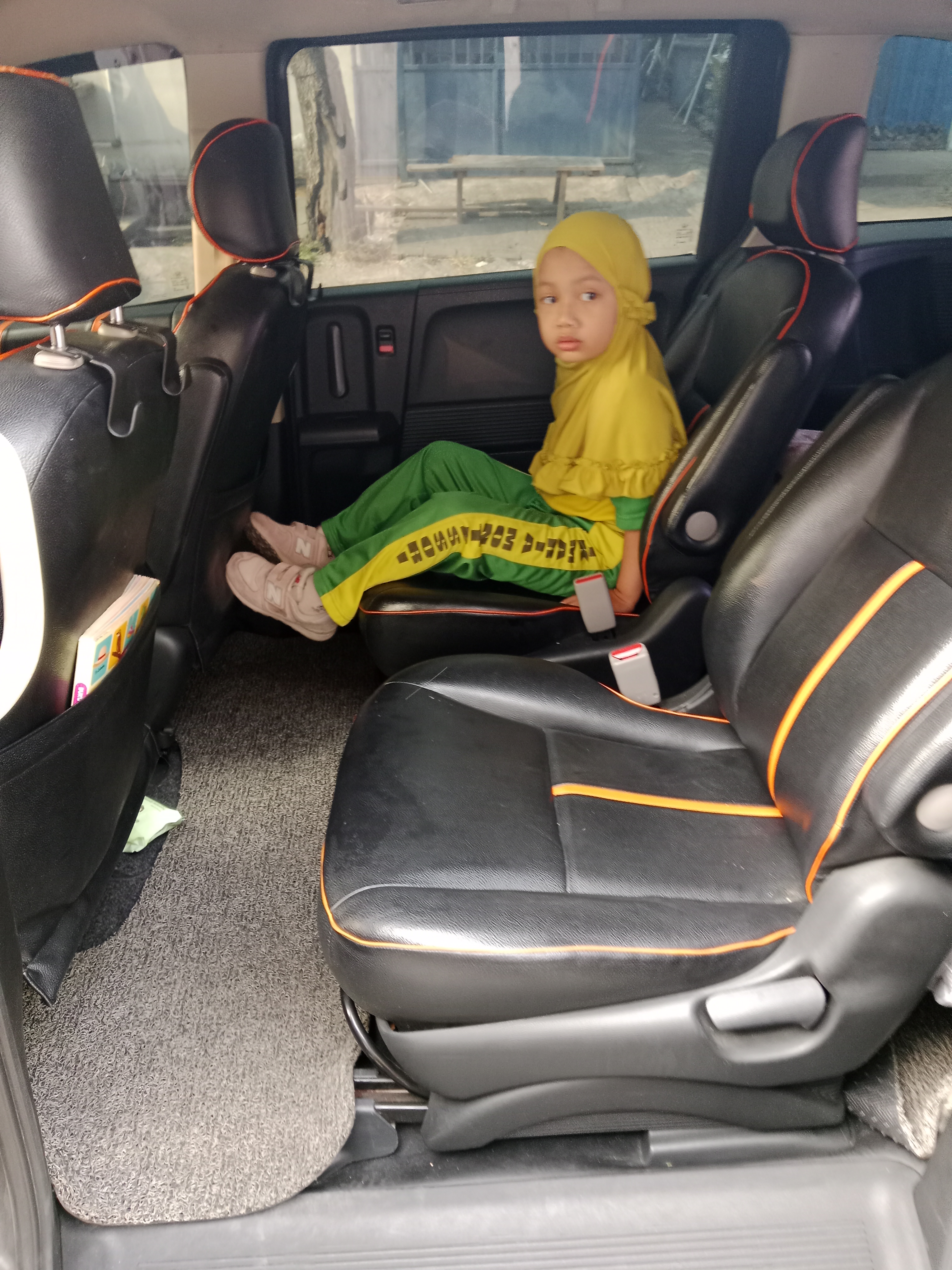 <p>Membantu piket bersama di depan  sekolah</p>