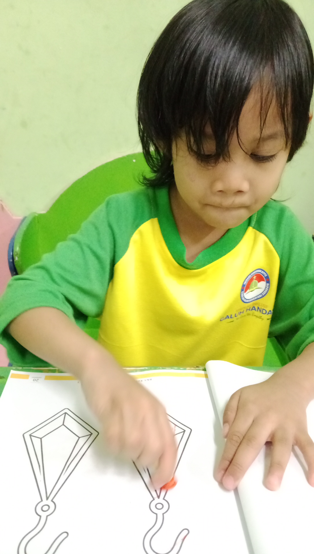 <p>Pendampingan siswa dan siswi saat senam dan men...