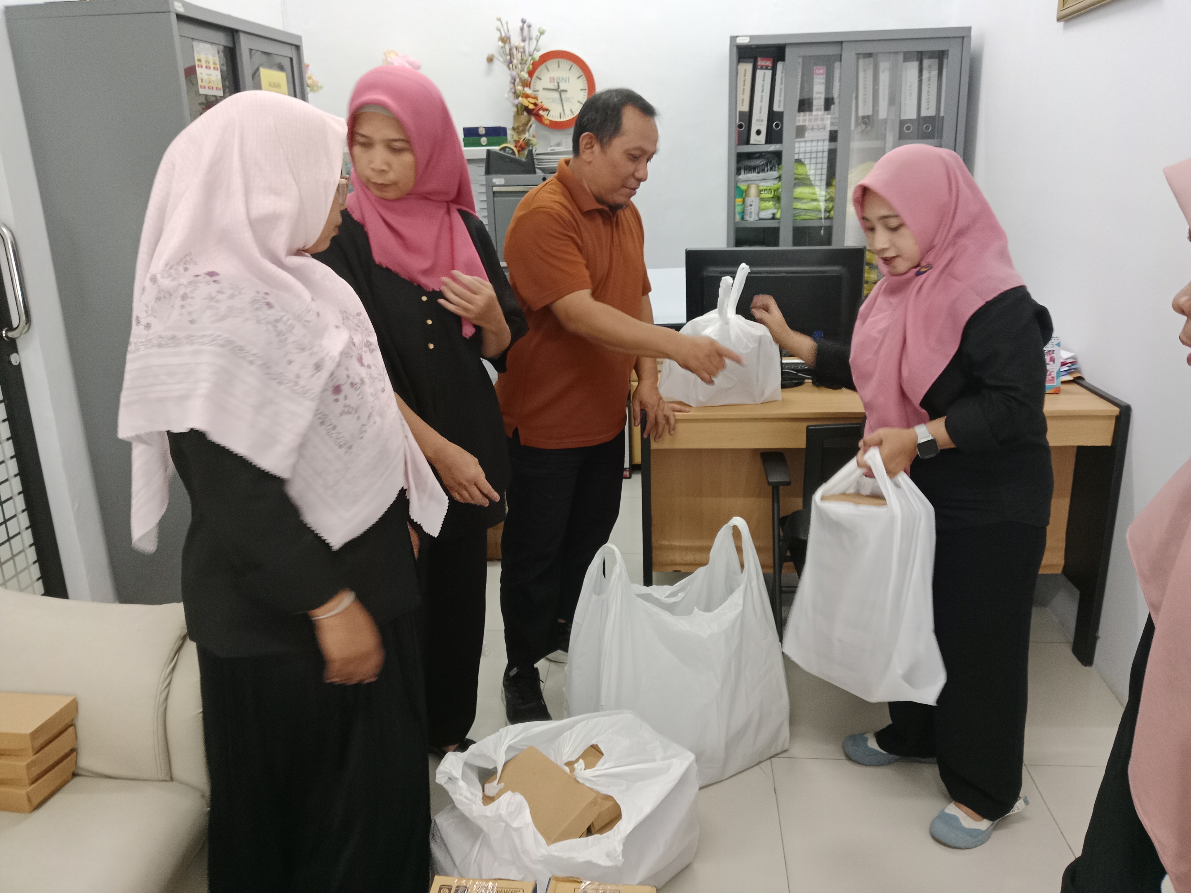 <p>Membagikan konsumsi di setiap lembaga</p>