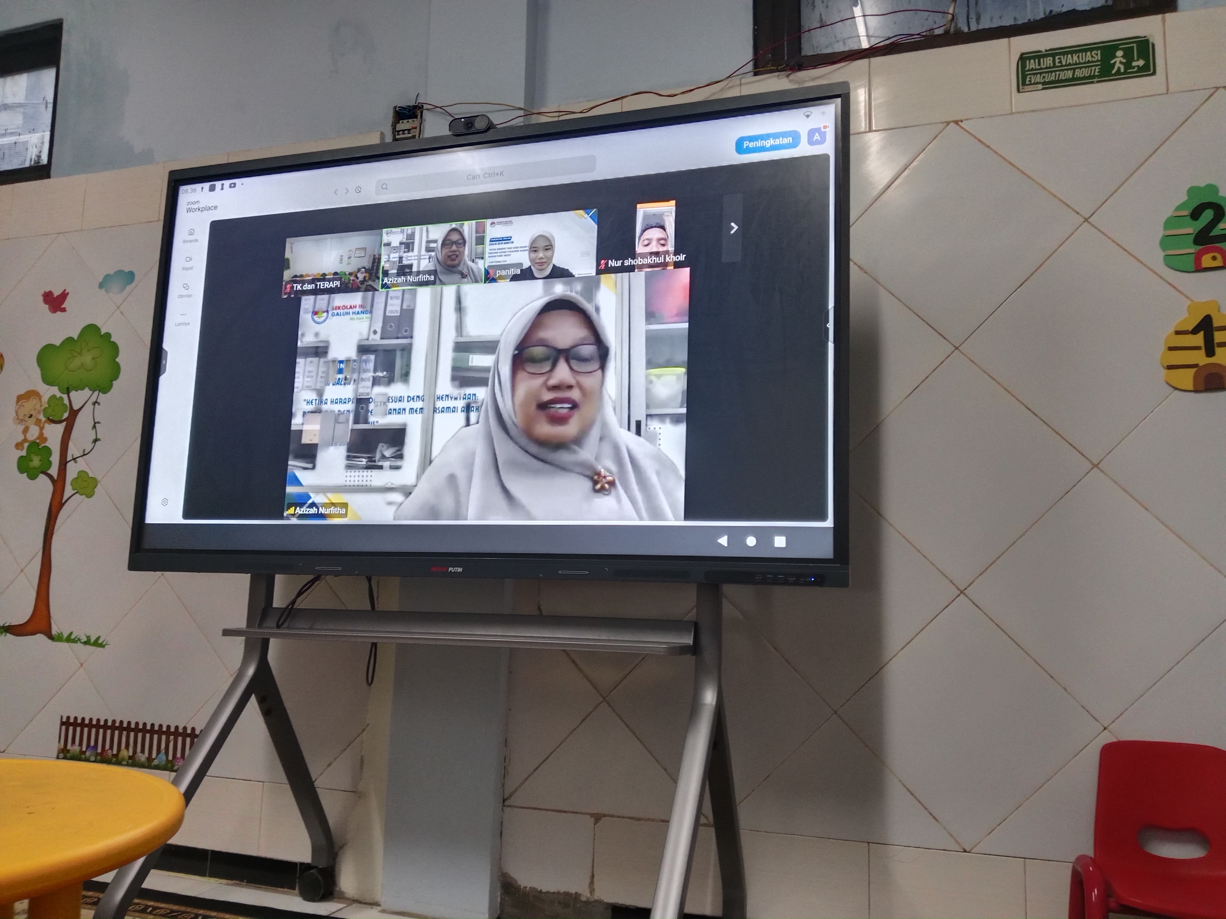 <p>Melanjutkan acara parenting online</p>