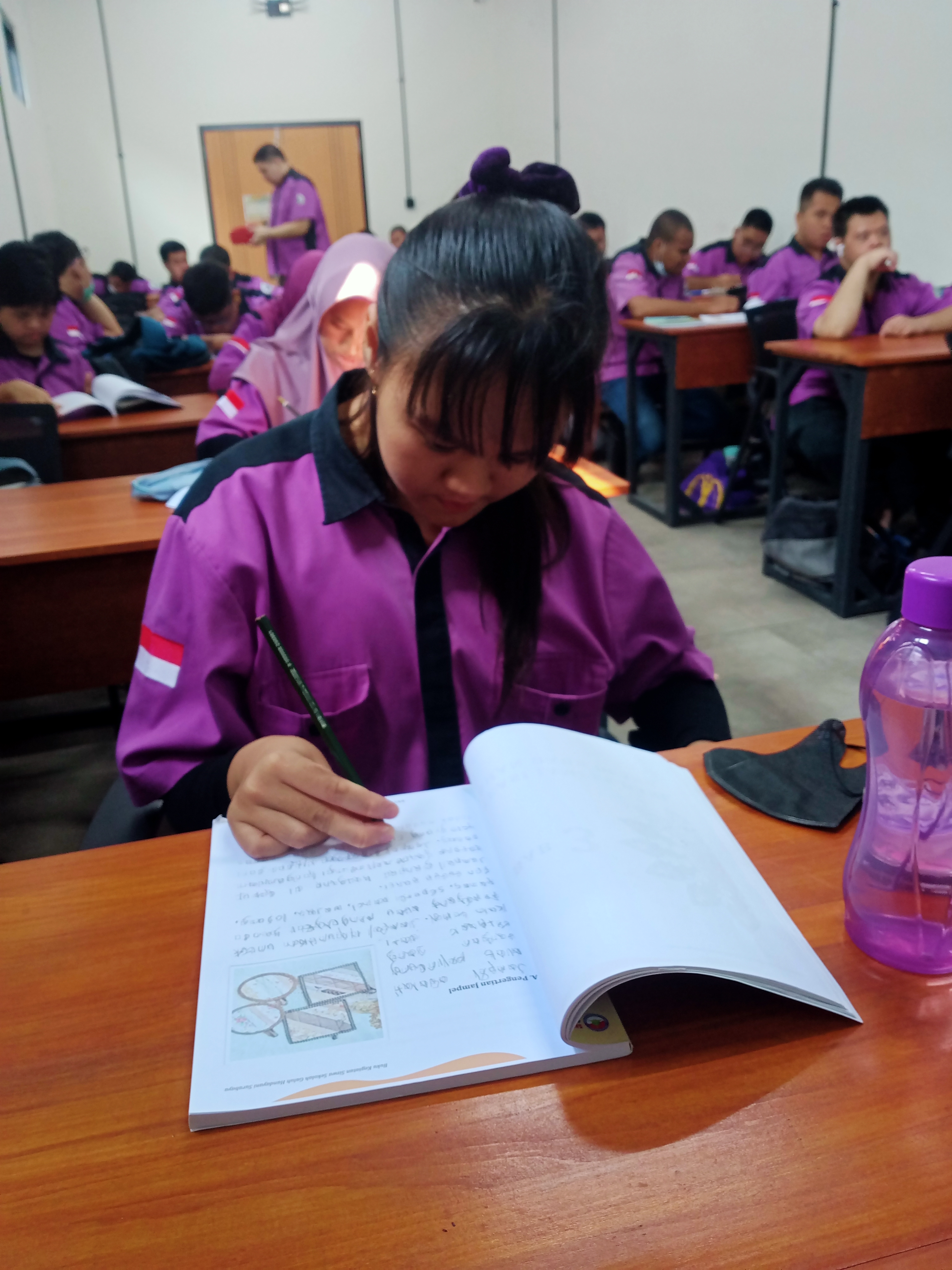 <p>Saya mendimpingi siswa Eva mengerjakan tugas Bk...