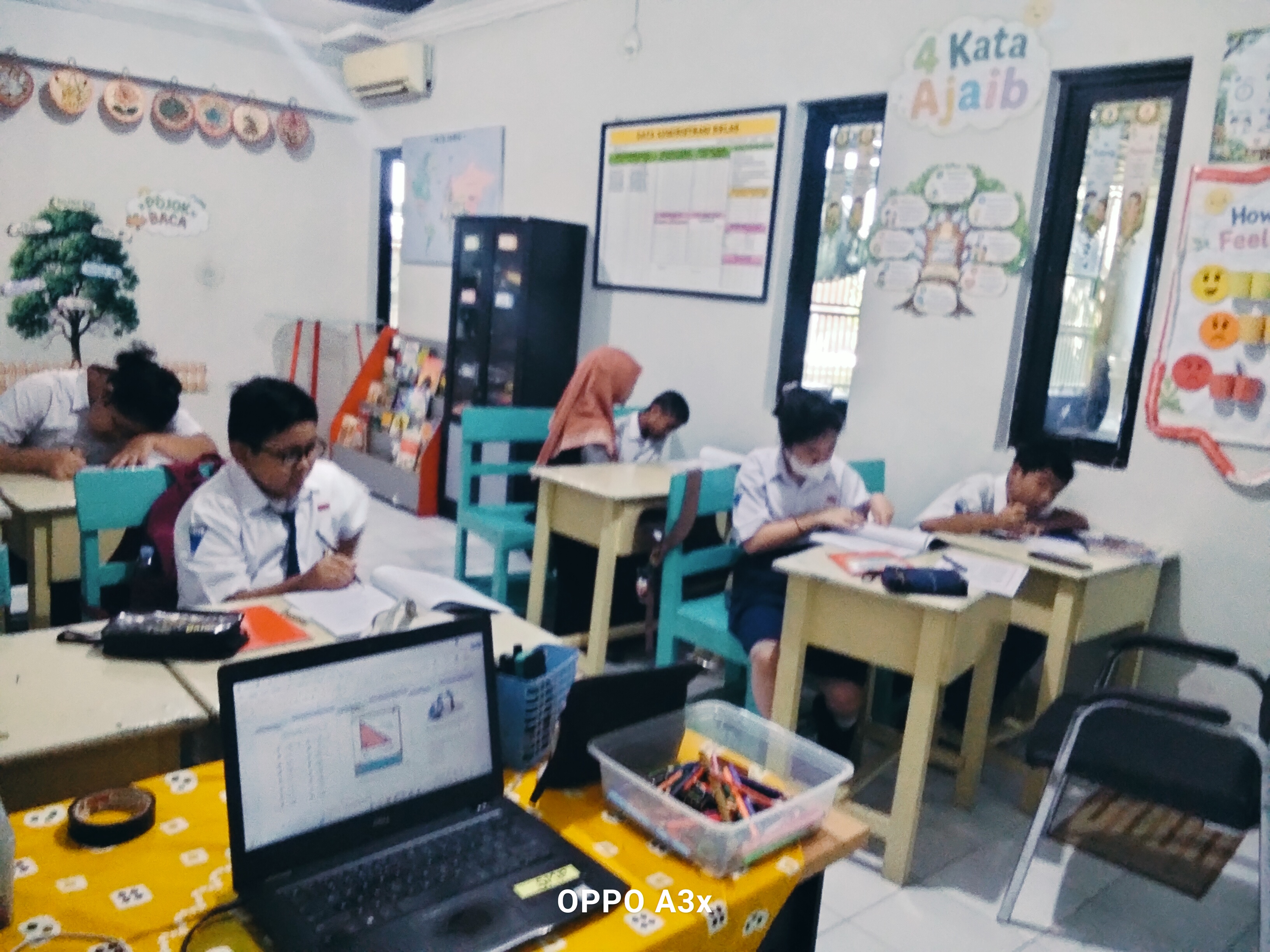 <p>Apel pagi,,, berdoa,,, mendampingi anak-anak sa...