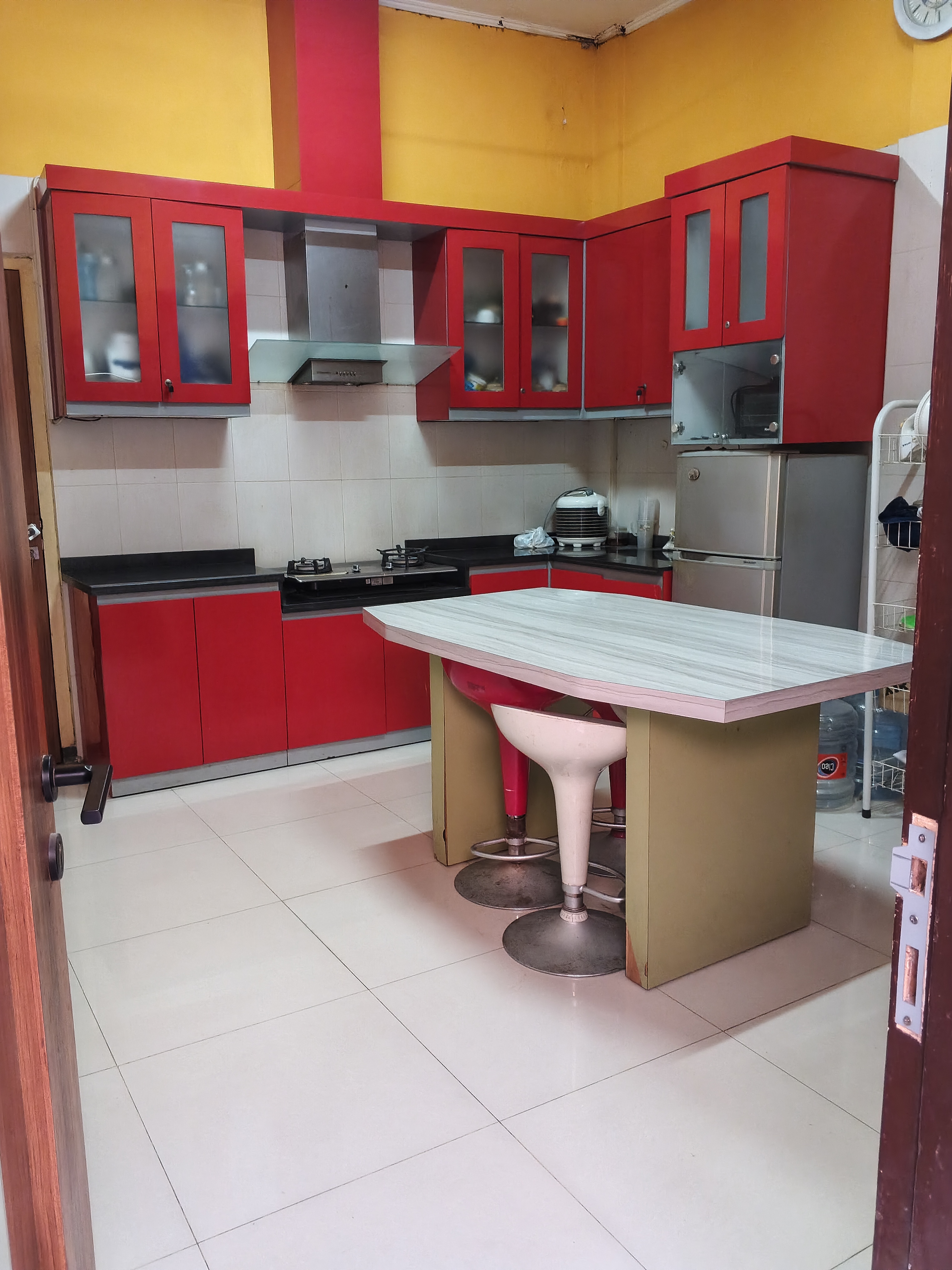 <p>Bersih Bersih dapur College Di SMA.</p>