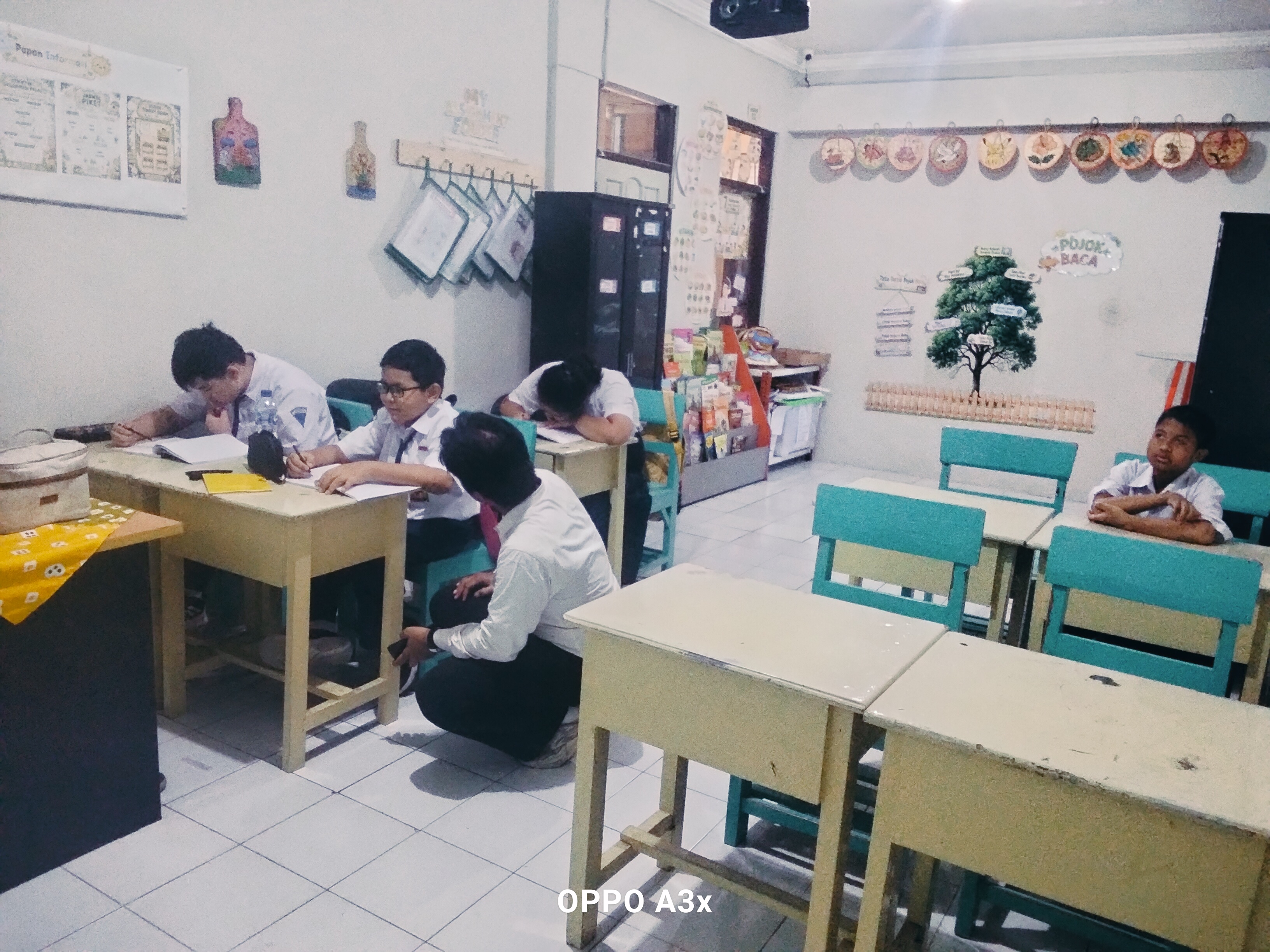 <p>Apel pagi,,,, berdoa,,, mendampingi anak-anak s...