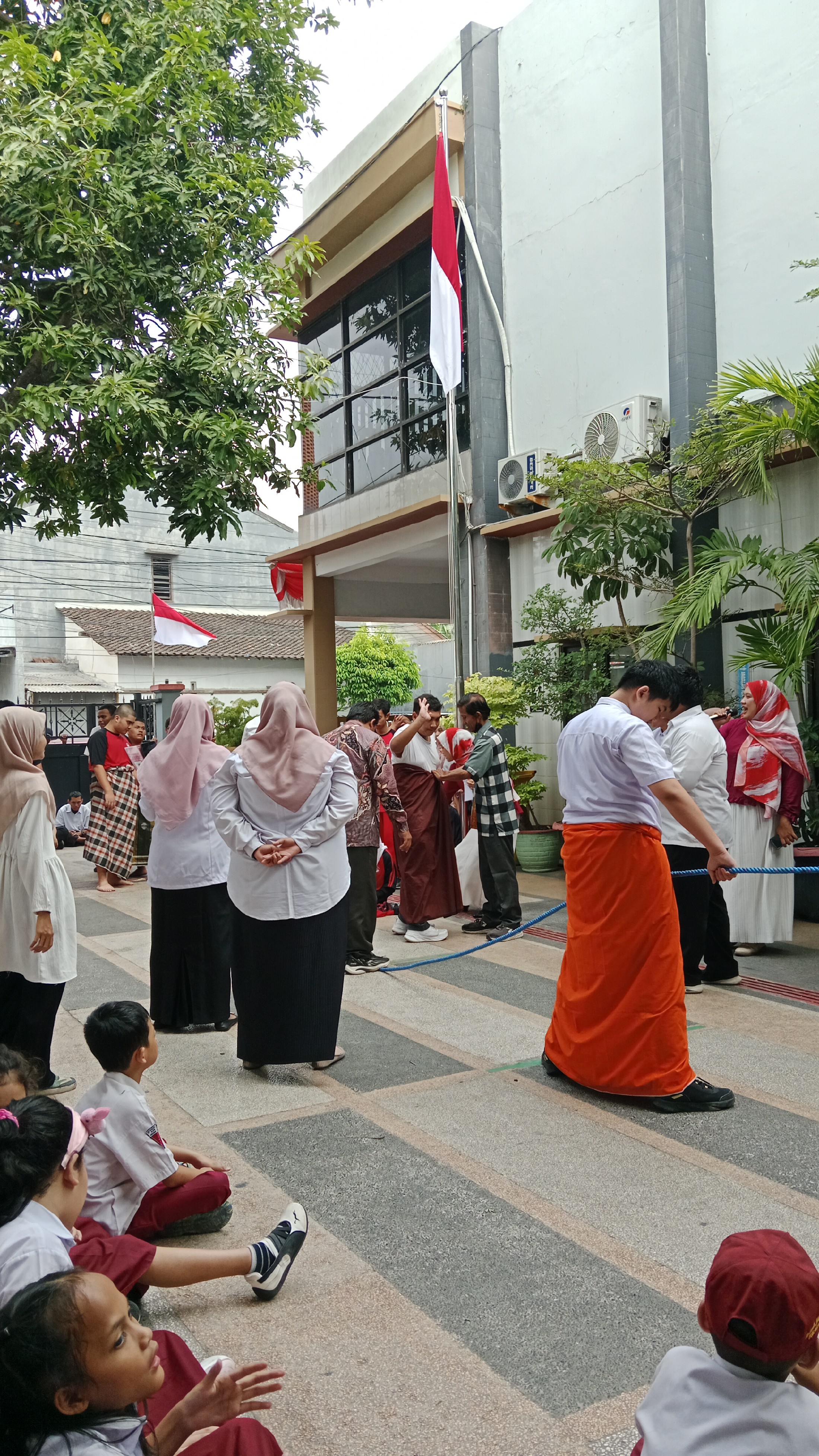 <p>Mengawasi anak-anak ketika lomba antar lembaga...