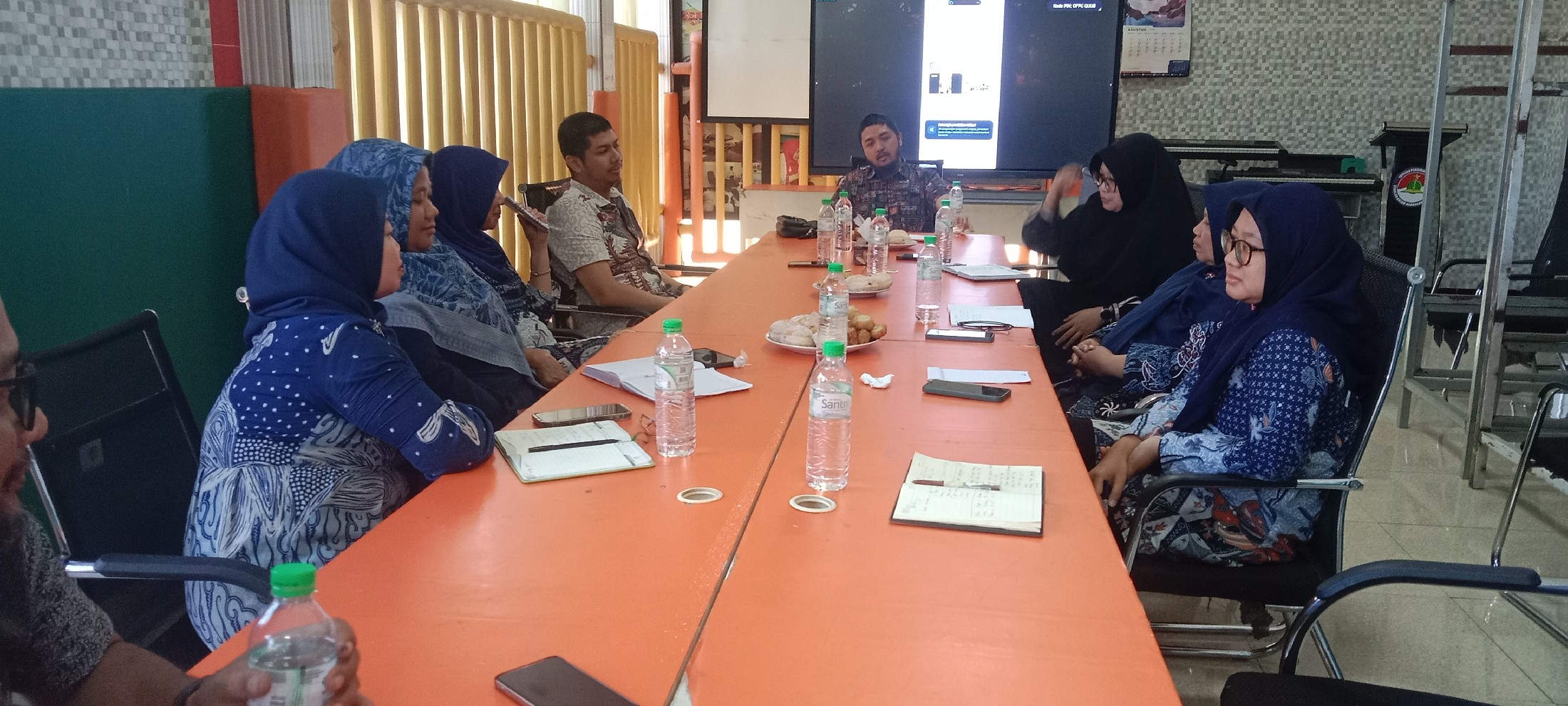 <ol>
<li>Mempersiapkan ruang rapat&nbsp;</li>
<li>...
