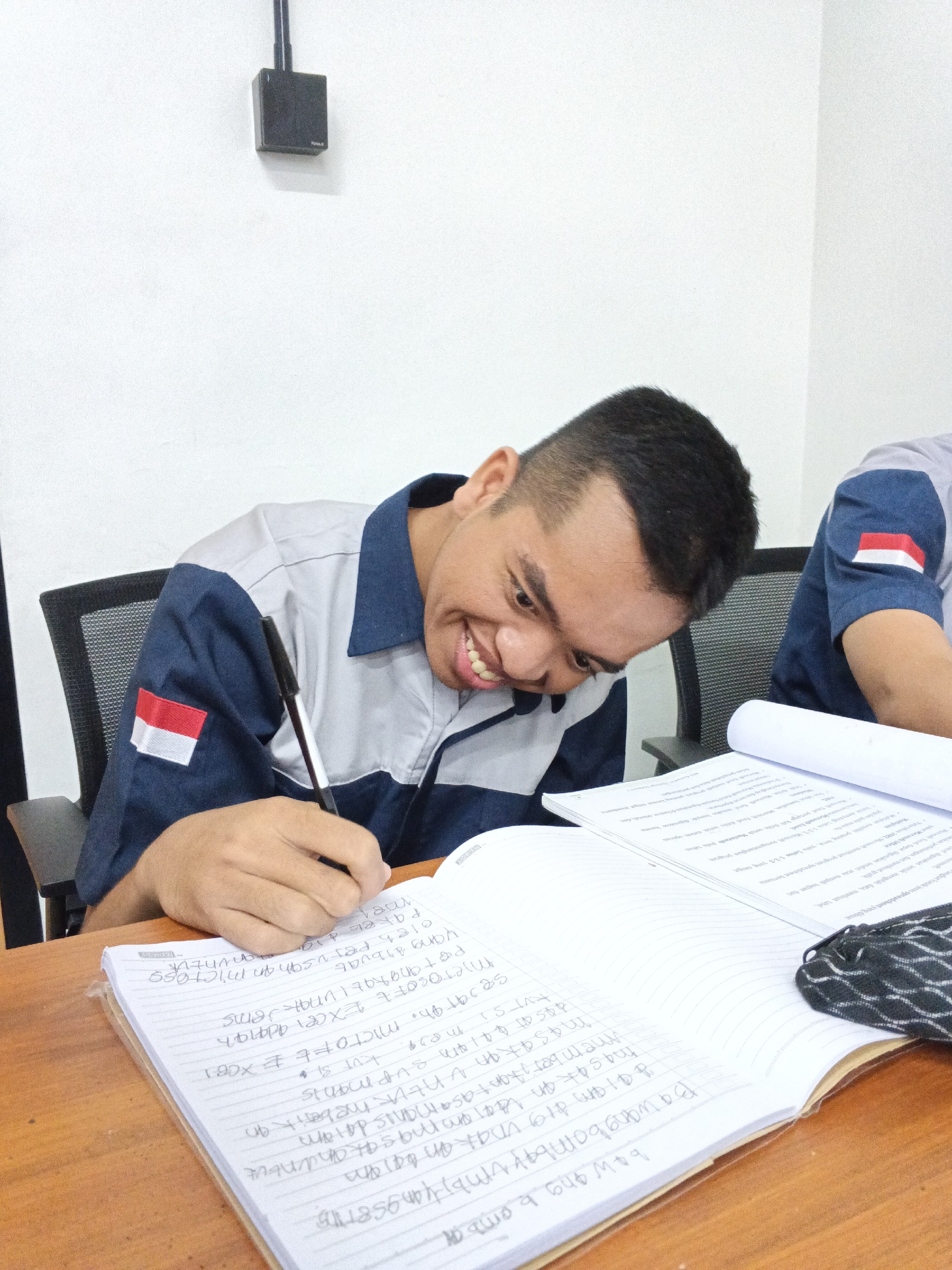 <p>Riswan Menyalin di buku tulis.</p>