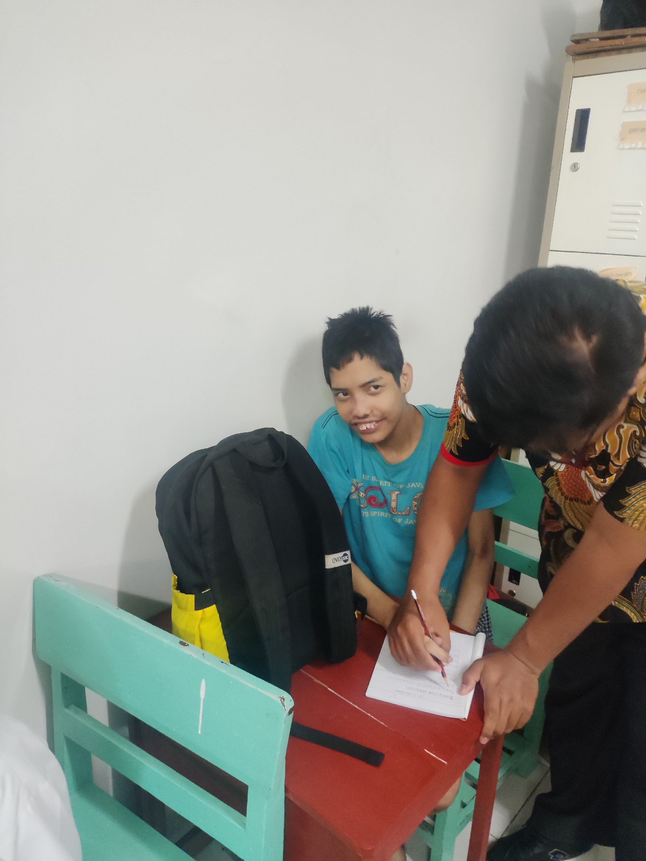 <p>Membantu nabil mengerjakan worksheet</p>