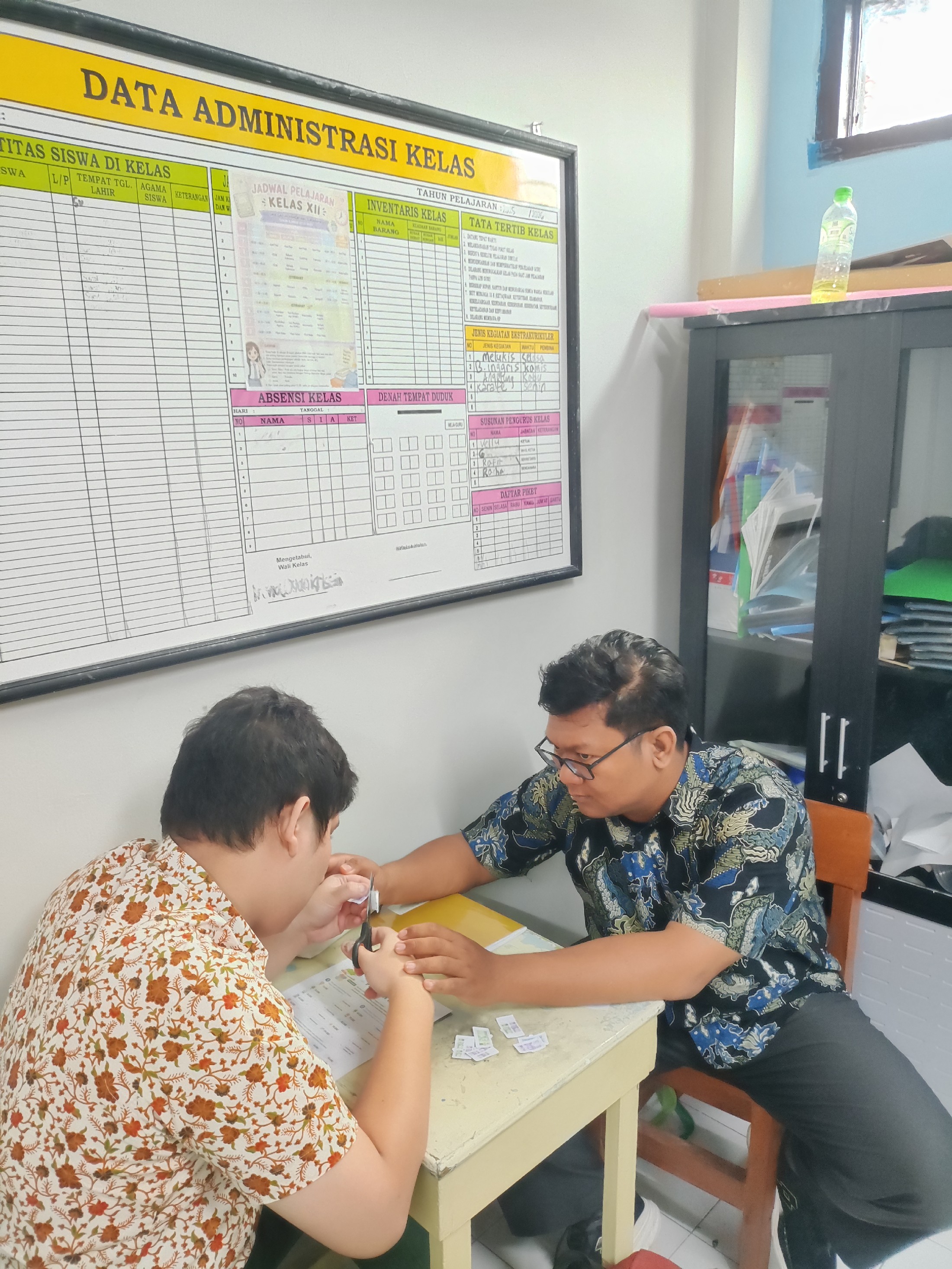 <p>Membantu nathan mengerjakan worksheet</p>