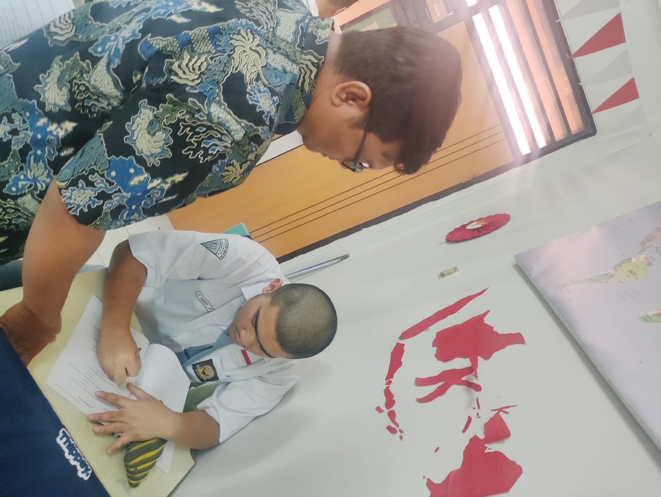 <p>Mendampingi raihan mengerjakan worksheet</p>