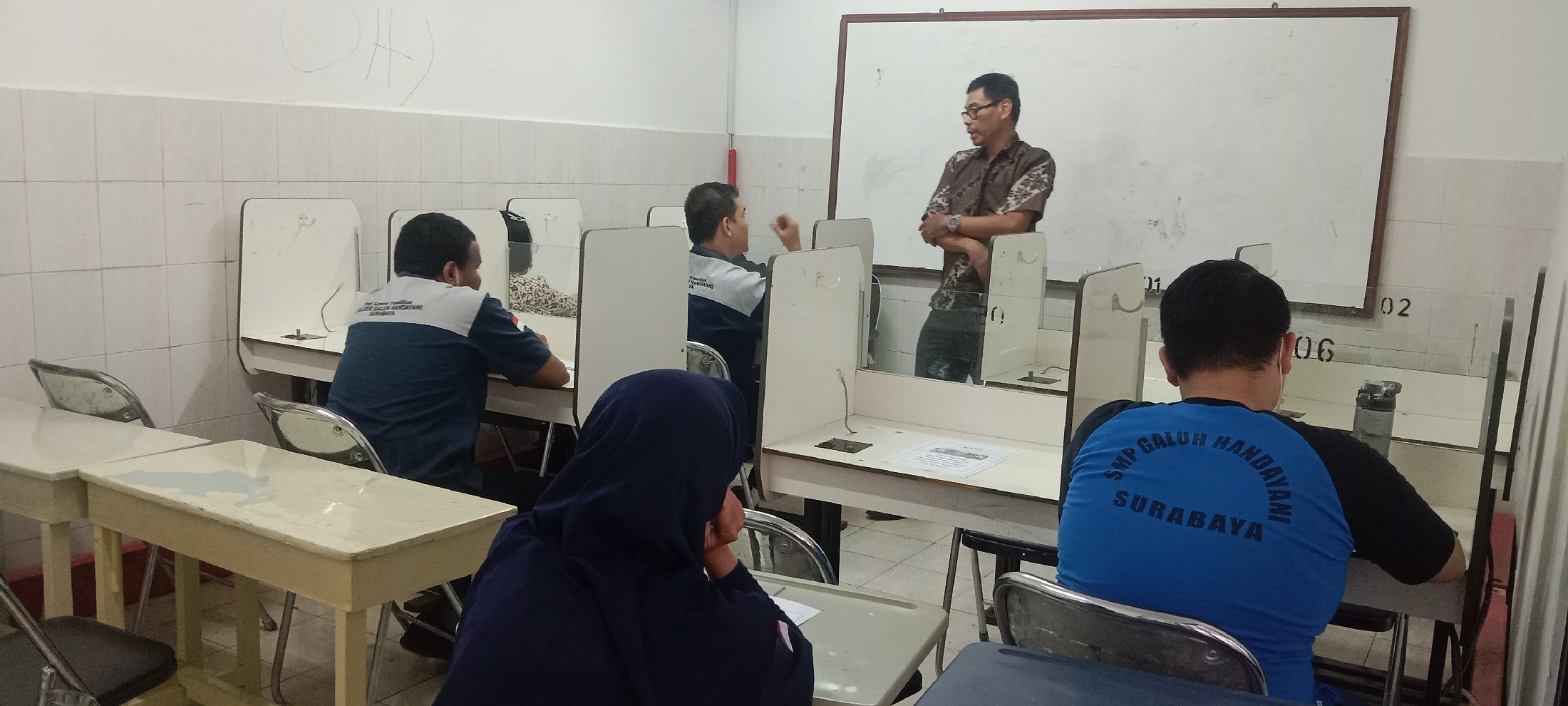 <p>Menyiapkan ruang lab. Bahasa untuk kegiatan eks...