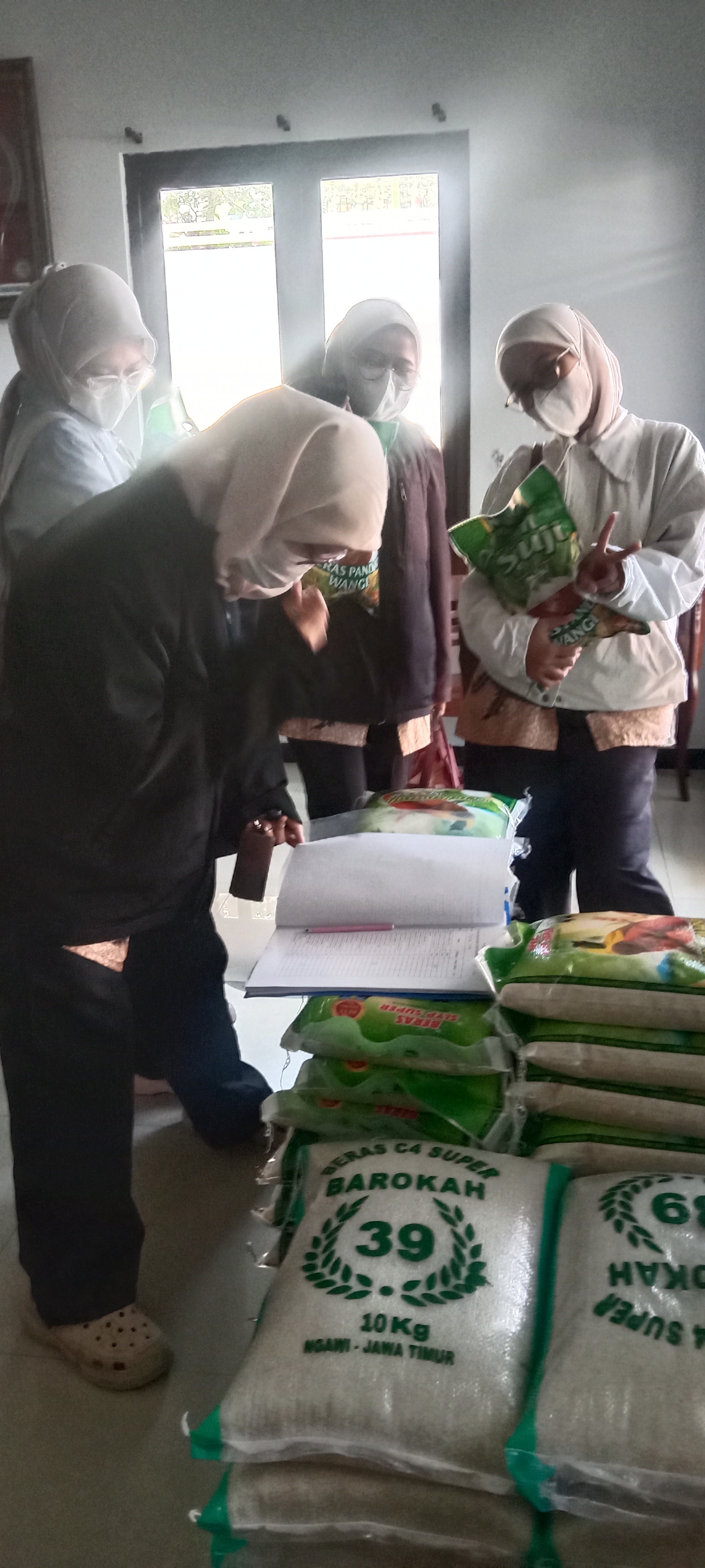 <p>Pembagian beras kepada guru dan karyawan</p>