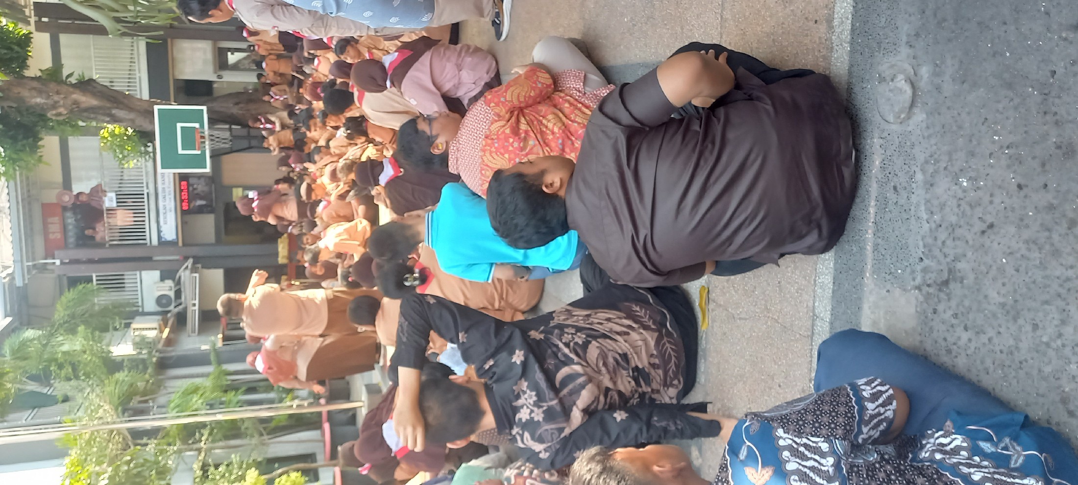 <p>ada kegiatan pembaguan hadiah lomba 17 agustus...