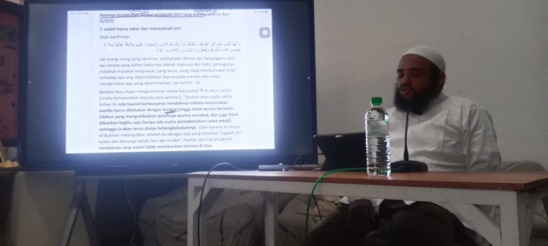 <p>Mengikuti kajian rutin Ustadz Syarif Umar Baswe...