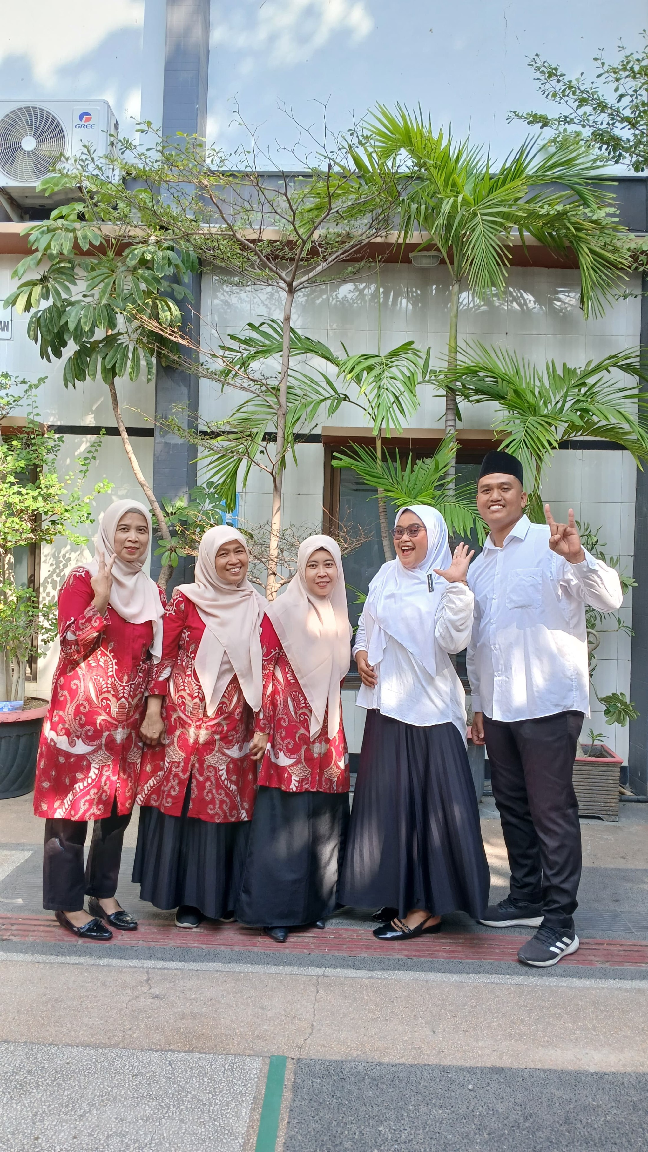 <p>Mengikuti upacara bendera ke 81 RI di sekolah G...