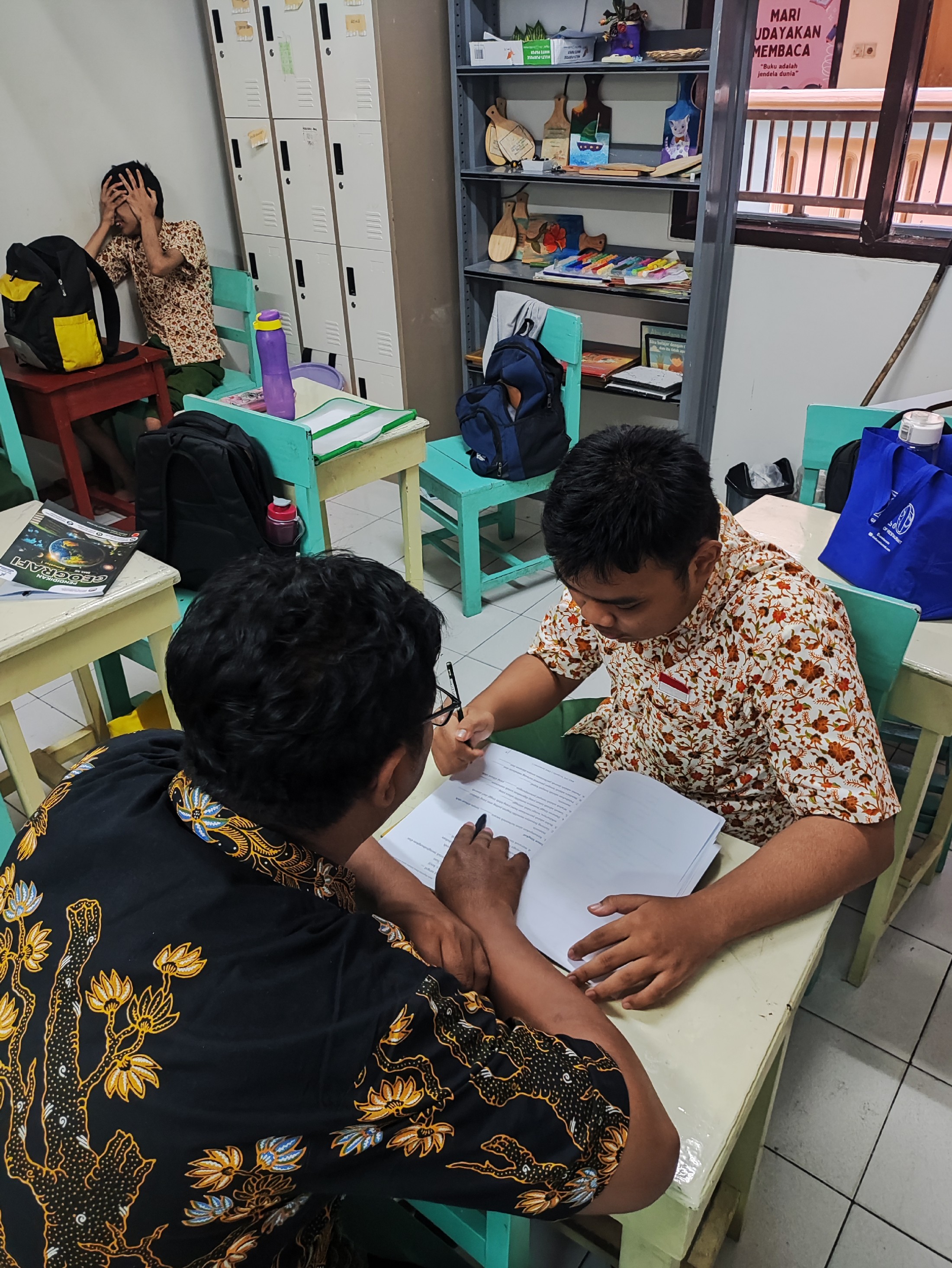 <p>Mendampingi serta membantu murid mengerjakan bk...
