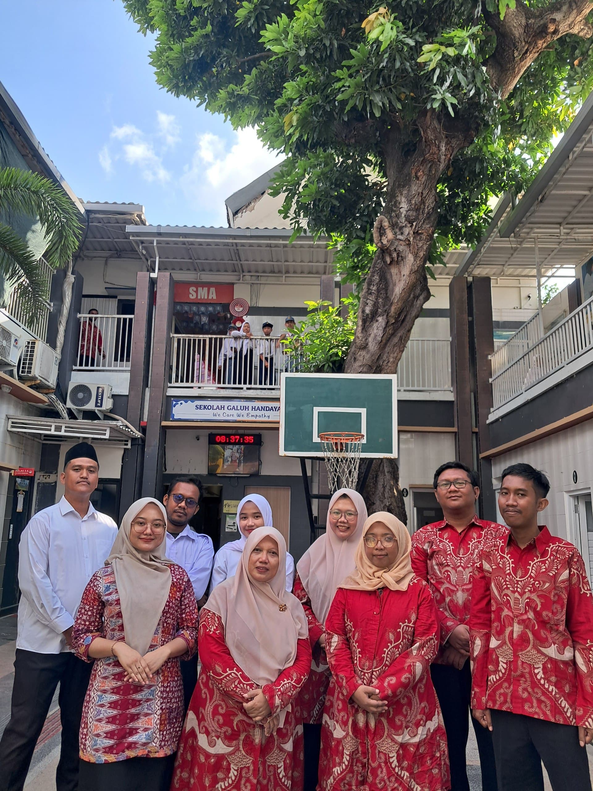 <p>Mengikuti upacara memperingati hari kemerdekaan...