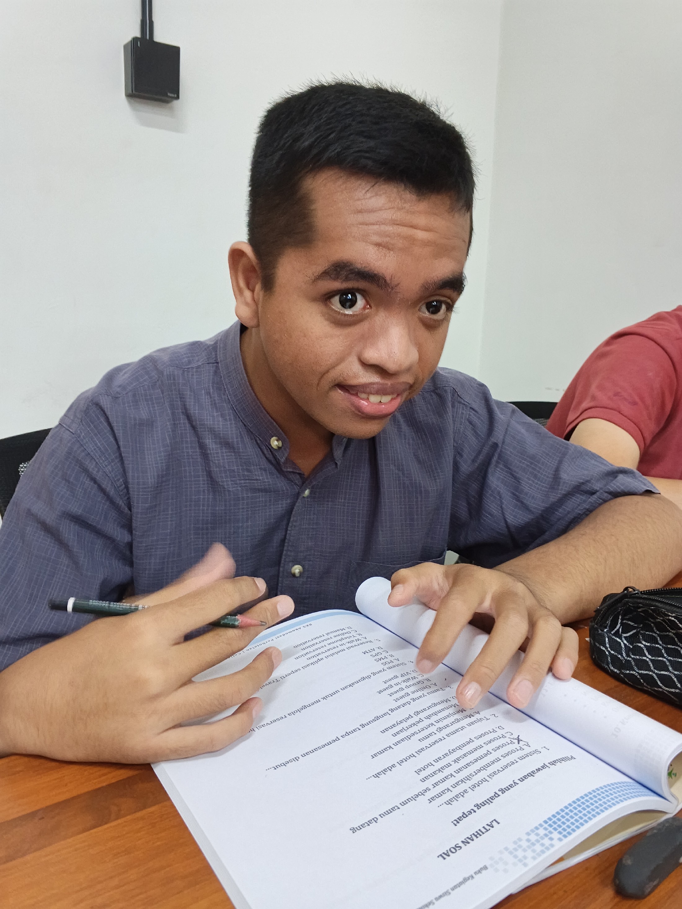 <p>Saya mendampingi Dan Mengajar Riswan College,di...