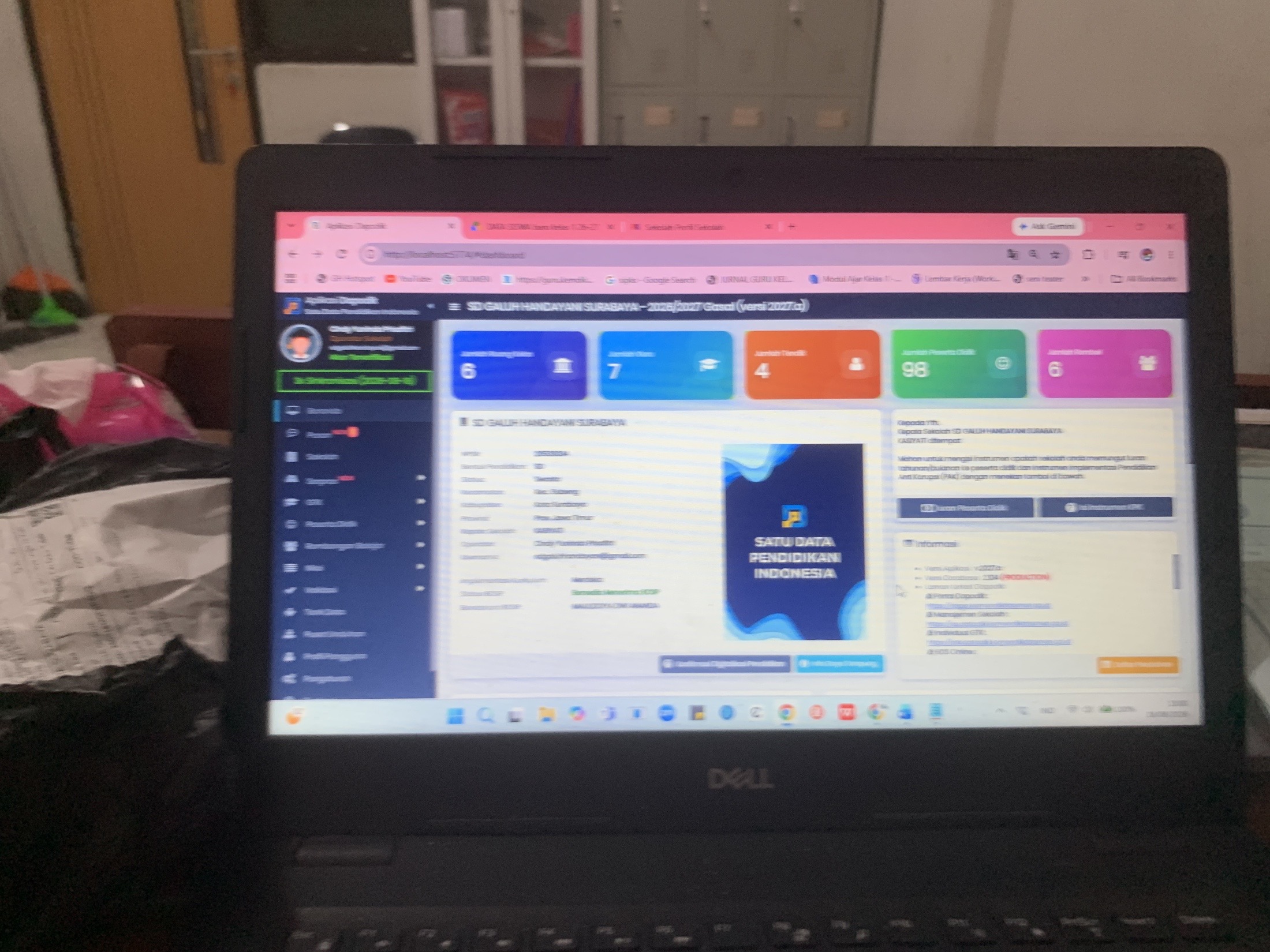 <p>Input data siswa baru</p>