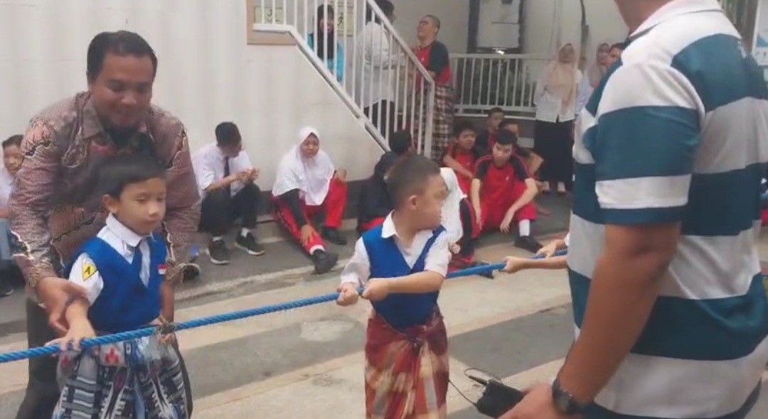 <p>Lomba tarik tambang putra</p>