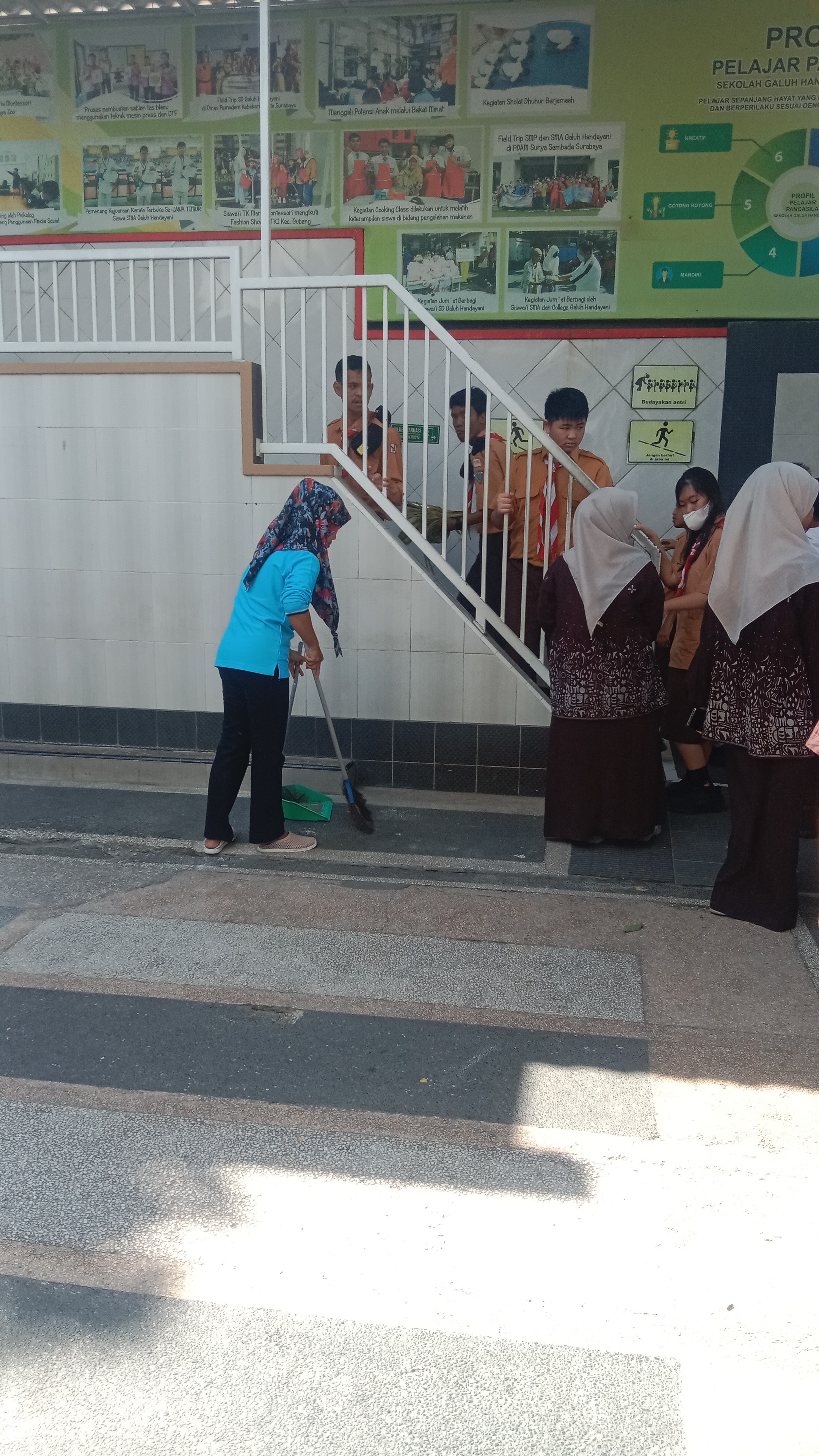 <ol>
<li>Pemantauan dan cros cek kebersihan lingku...