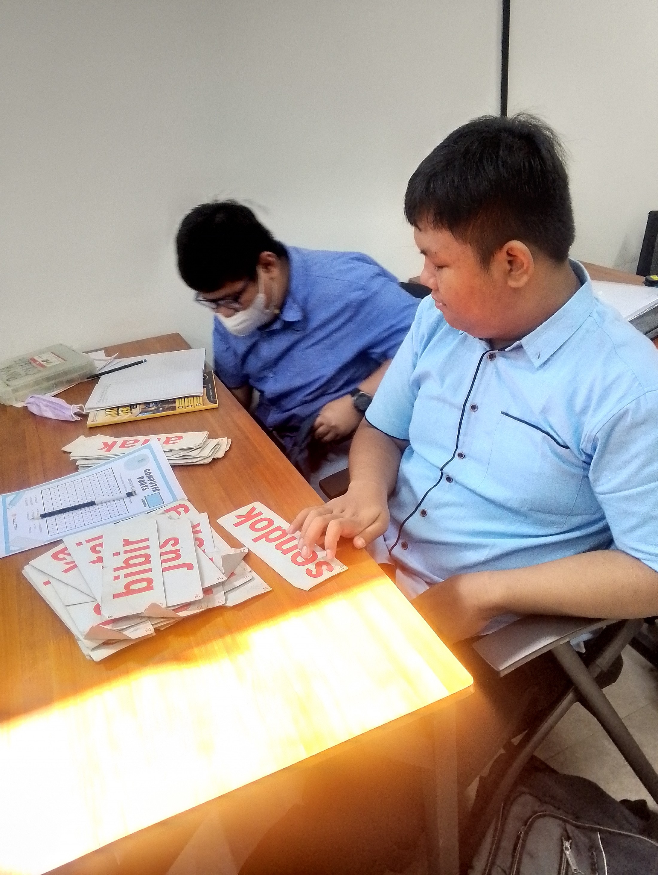 <p>Mendampingi Eva dan Raka belajar di kelas</p>