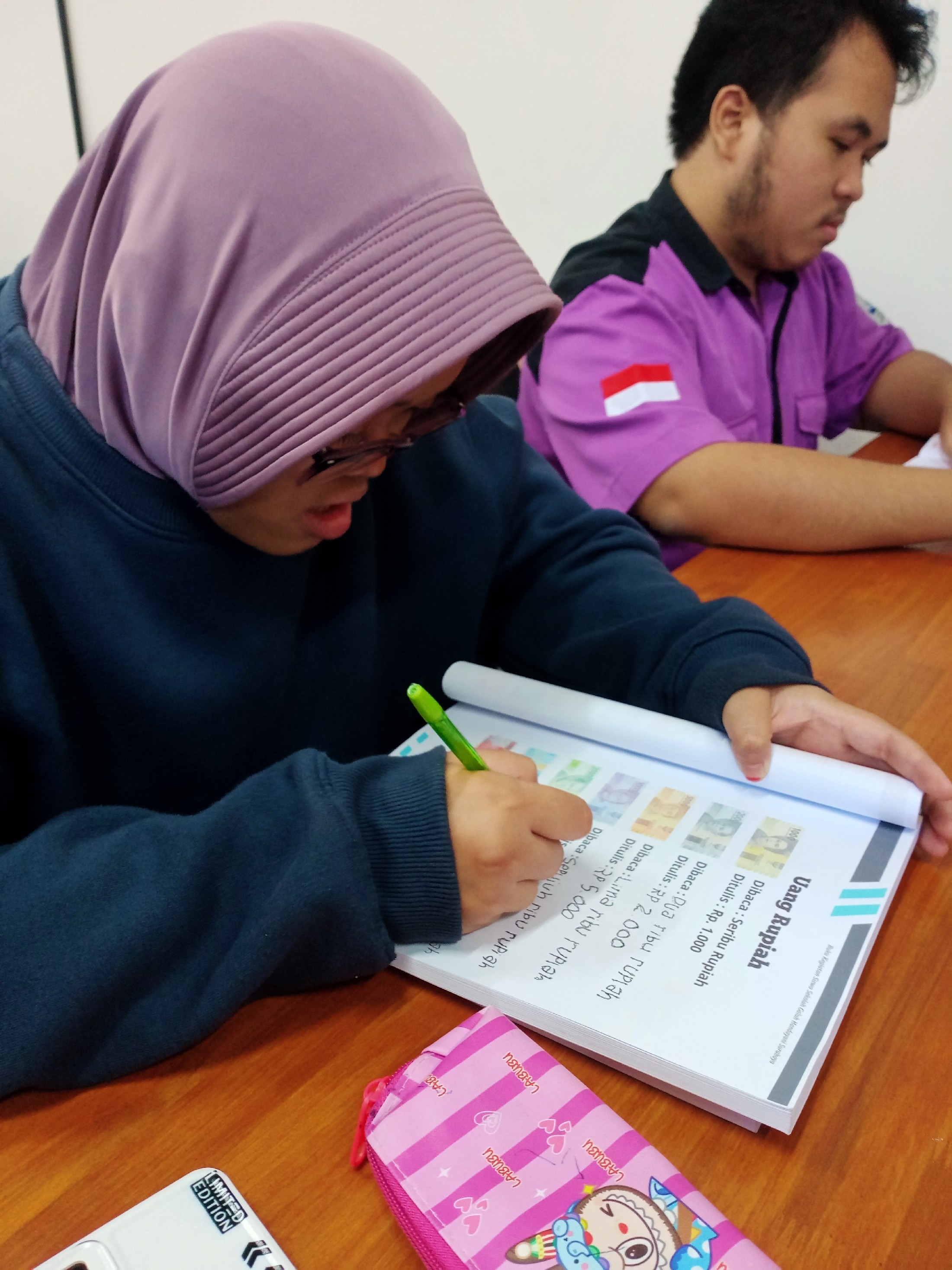 <p>Saya mendimpingi Inez untuk belajar dan mengerj...