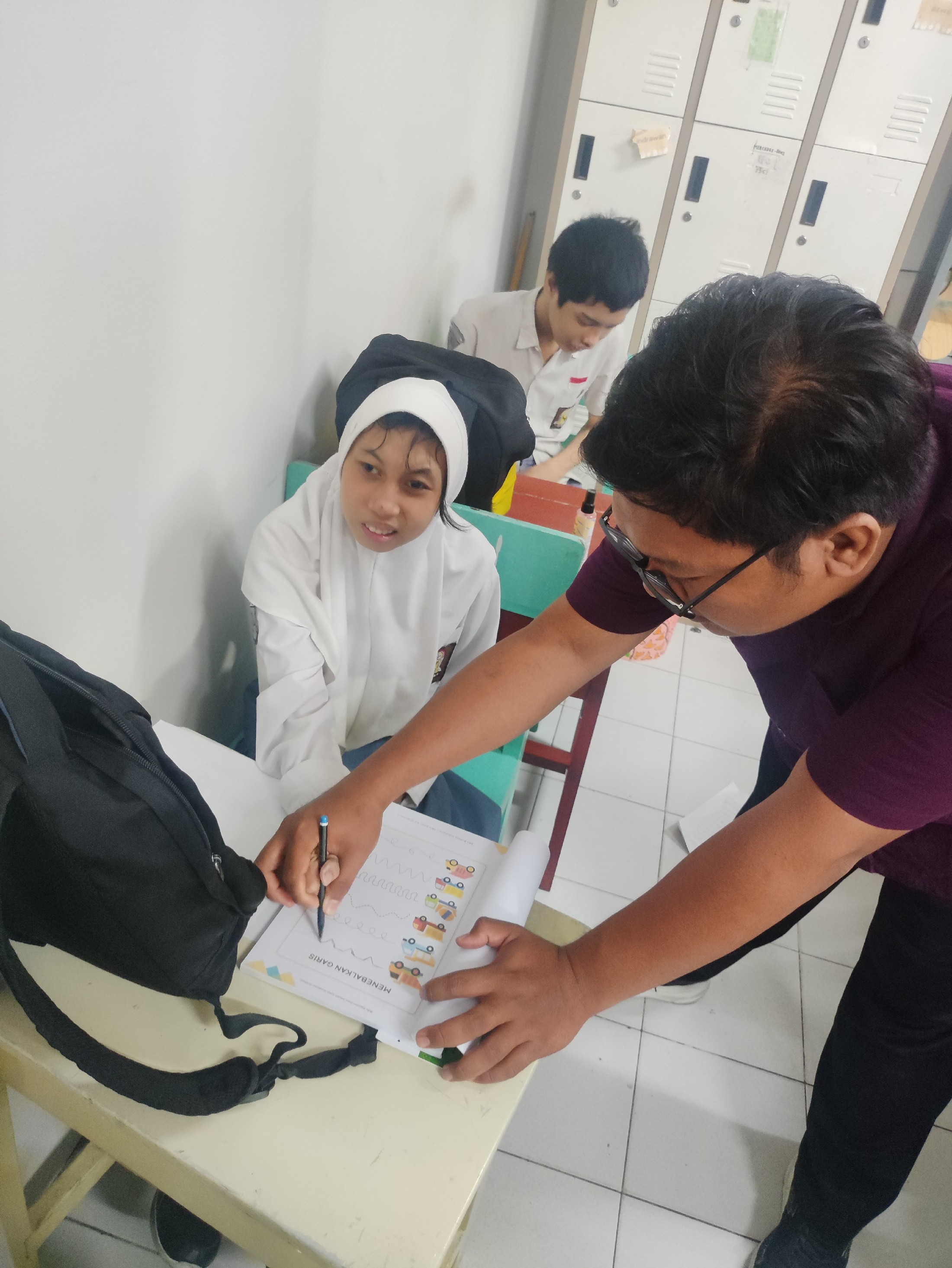 <p>Mendampingi serta membantu siswa mengerjakan bk...