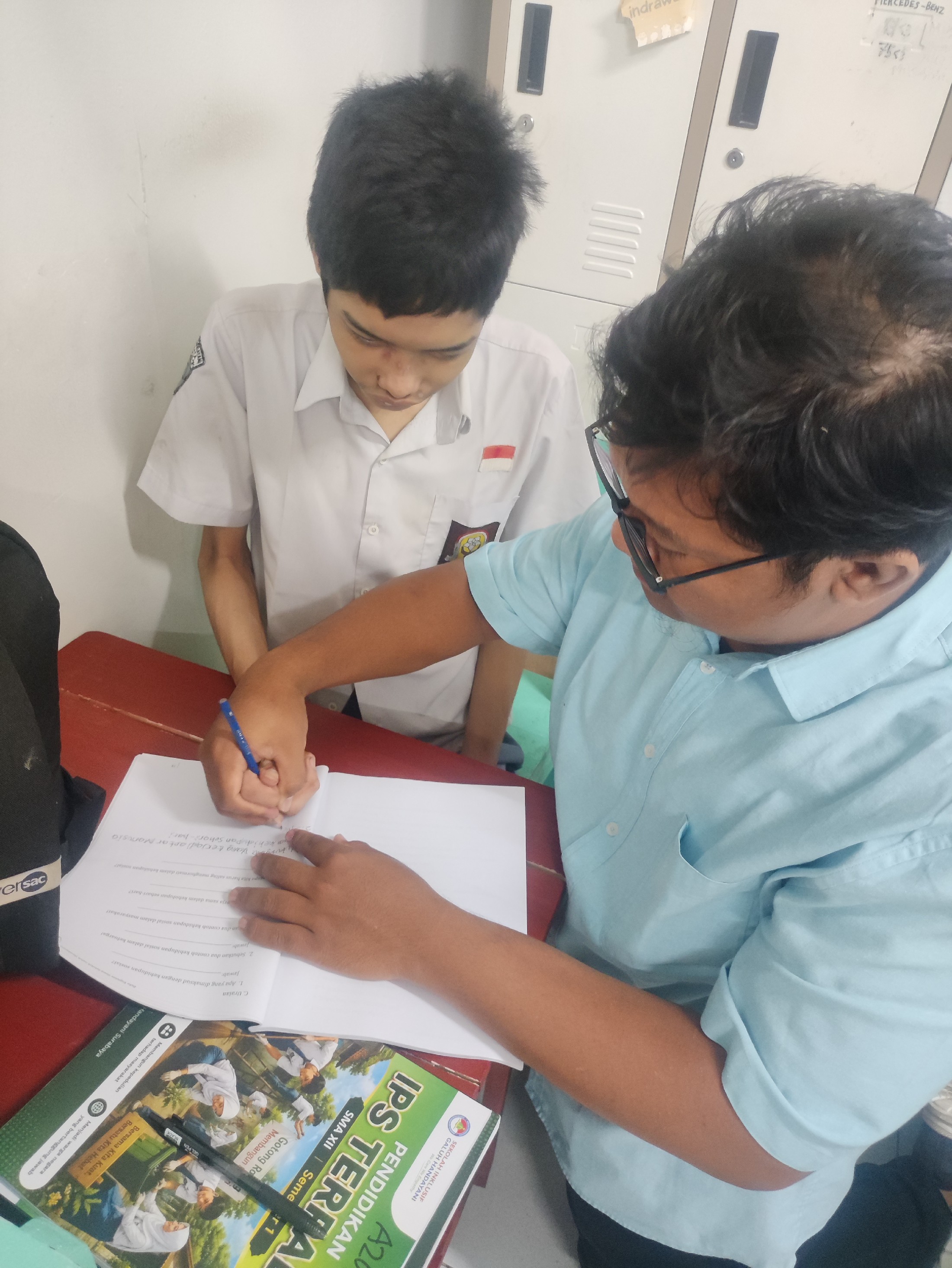 <p>Mendampingi siswa mengerjakan bks</p>