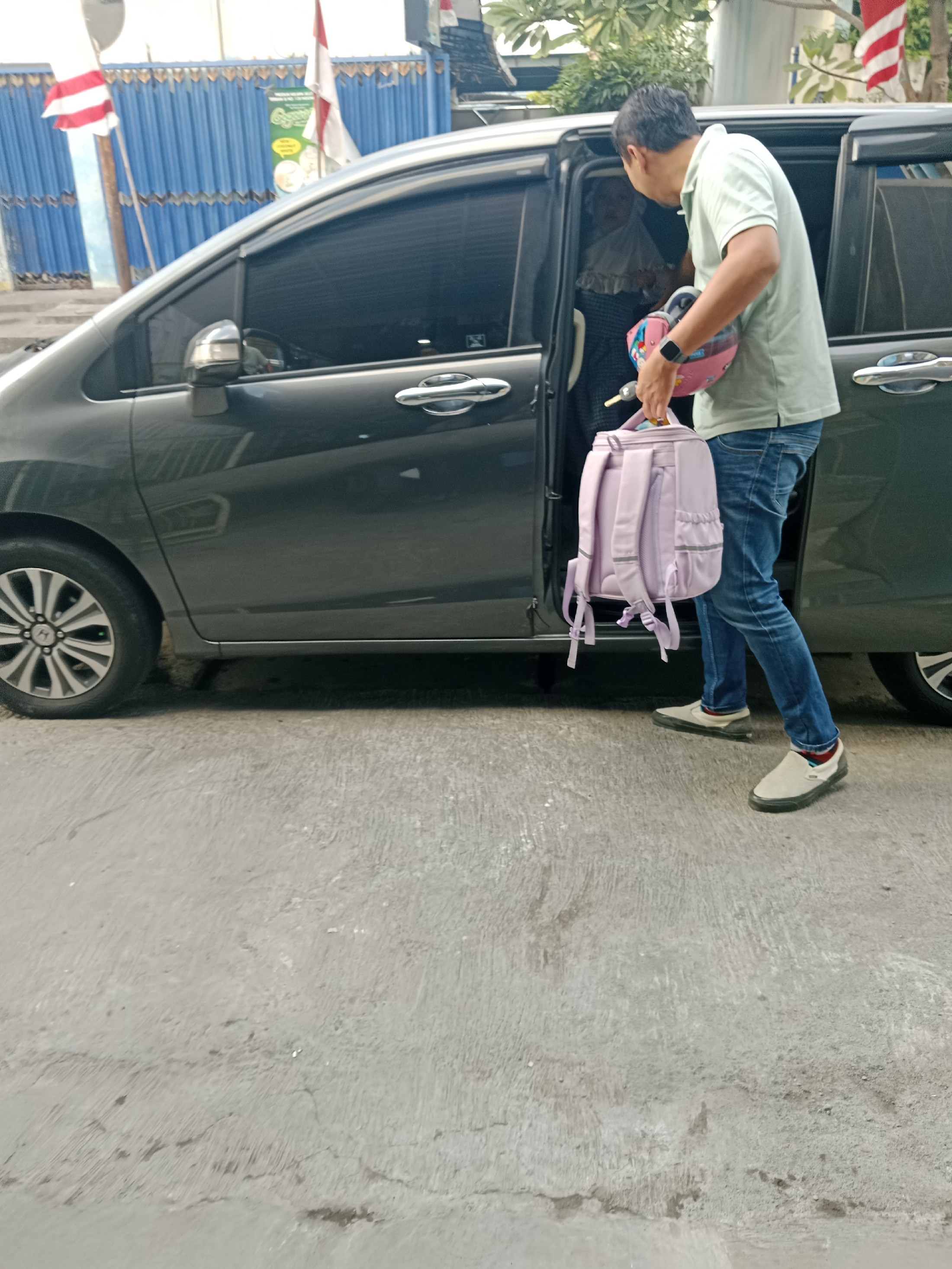 <p>Piket pagi sambil penjemputan siswa siswi masuk...