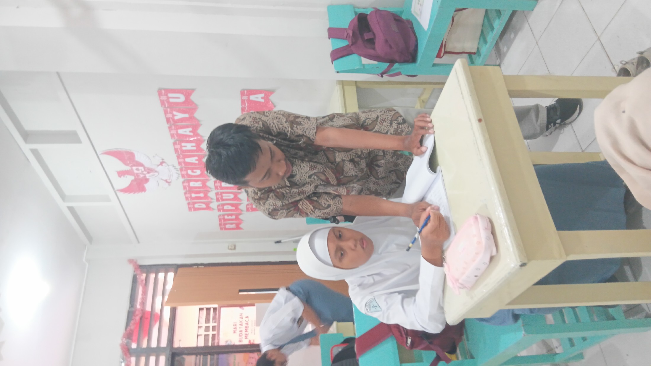 <p>Mendampingi siswa kelas 10 dalam proses belajar...